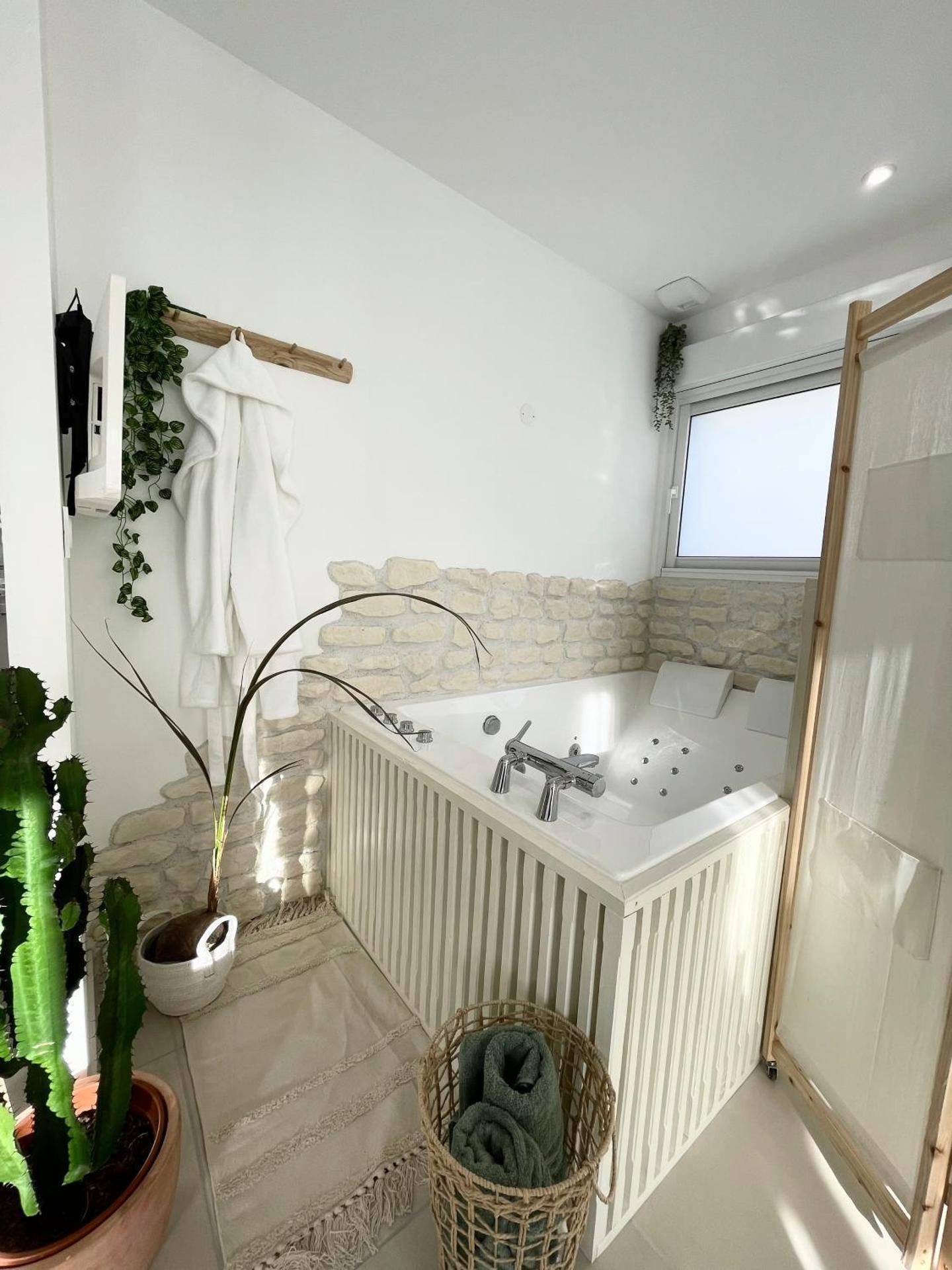 Baignoire balnéo avec mur en pierres apparentes - Love Room Tournon - sur - Rhône - La Gabriela