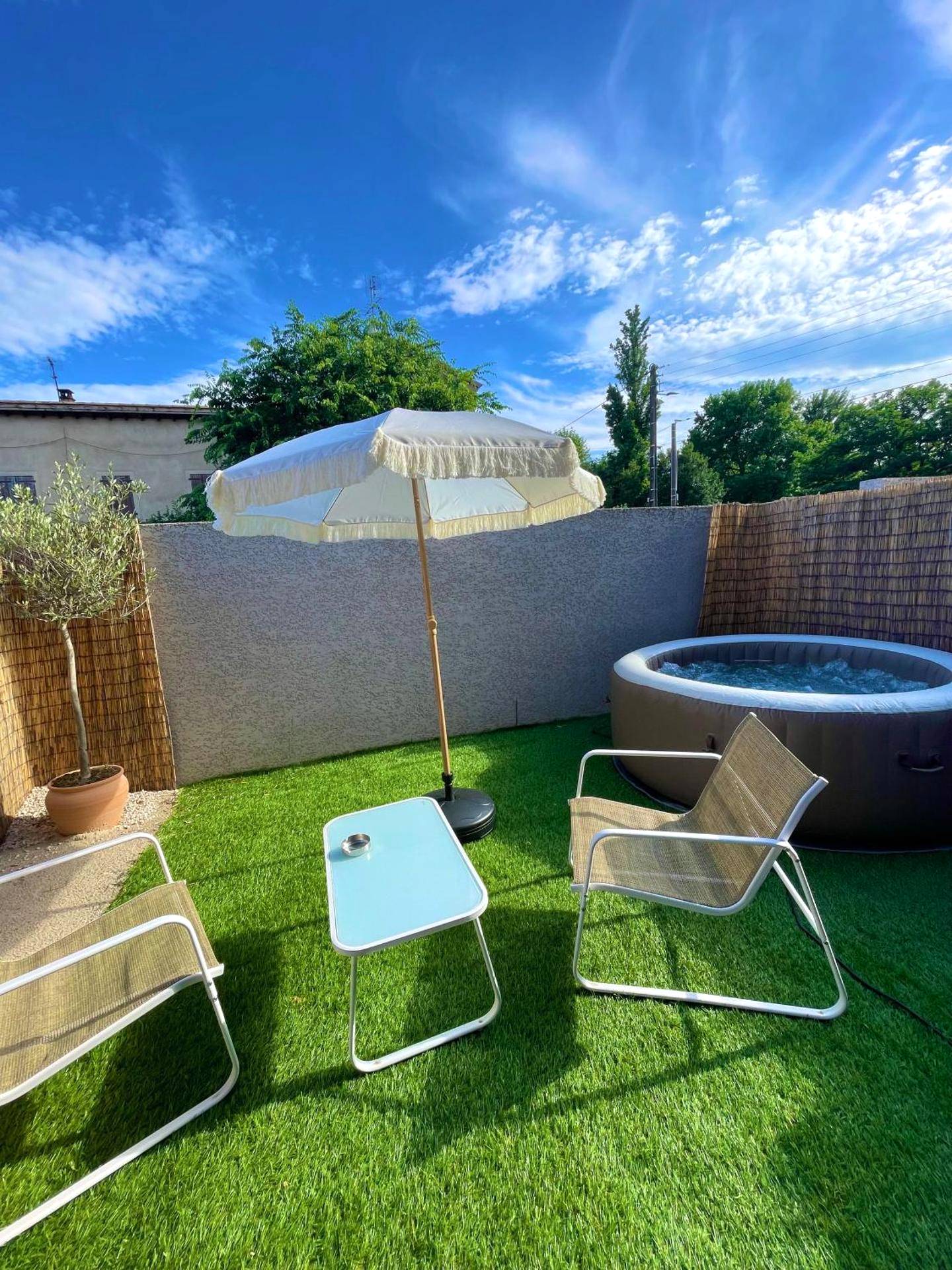 Terrasse avec jacuzzi gonflable et parasol - La Gabriela