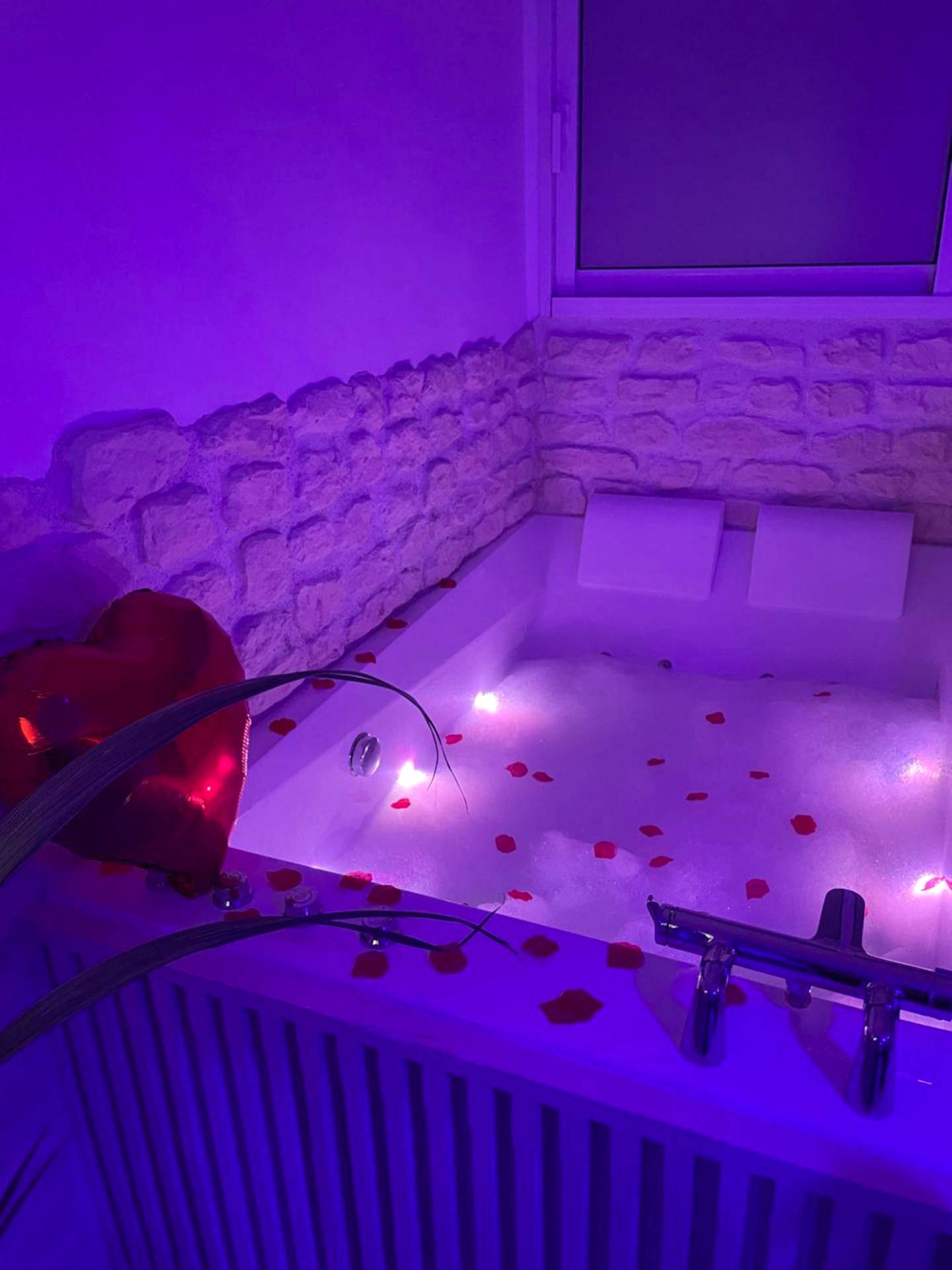 Baignoire balnéo éclairée avec pétales de rose - La Gabriela