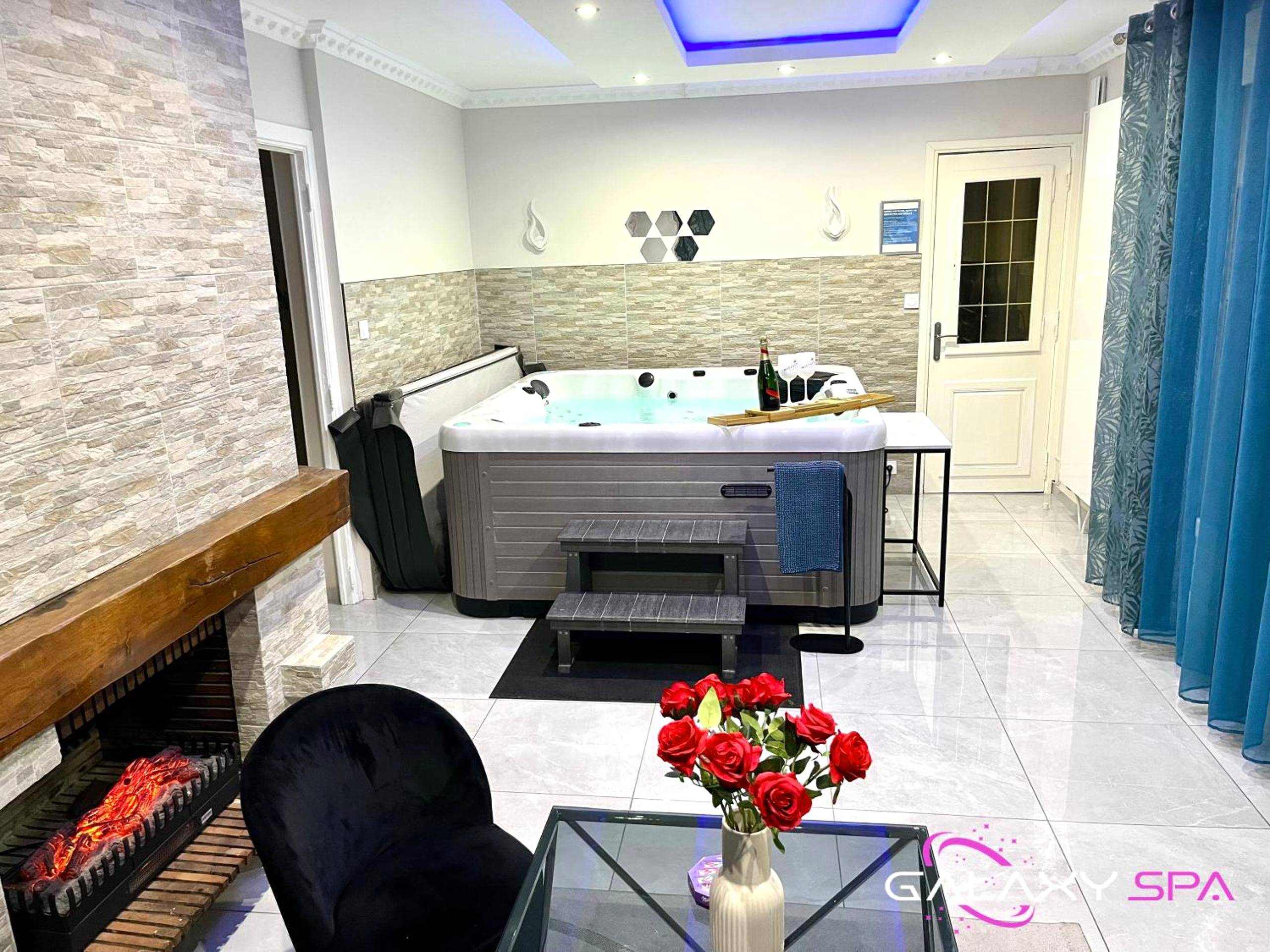 Photo du logement - GALAXY SPA - Suite Neptune Jacuzzi et Sauna Privatif - Champigneulles