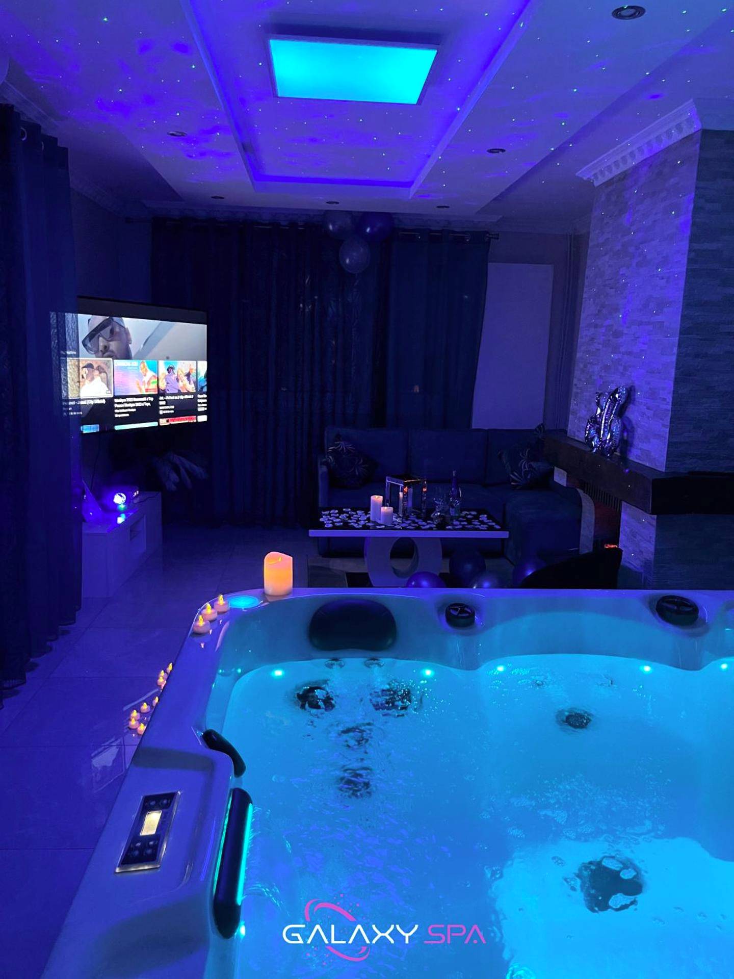Espace salon avec jacuzzi et plafond étoilé - GALAXY SPA - Suite Neptune Jacuzzi et Sauna Privatif