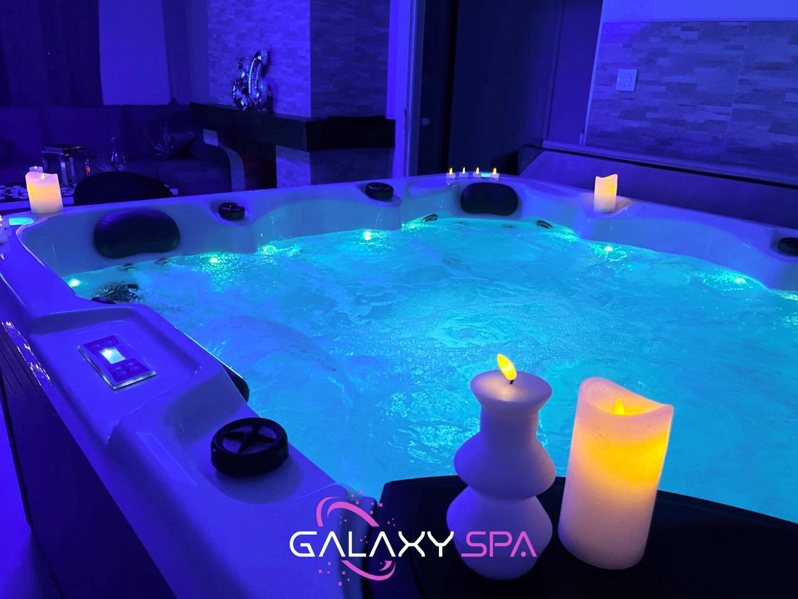 Jacuzzi avec jets massants et bougies d'ambiance - GALAXY SPA - Suite Neptune Jacuzzi et Sauna Privatif