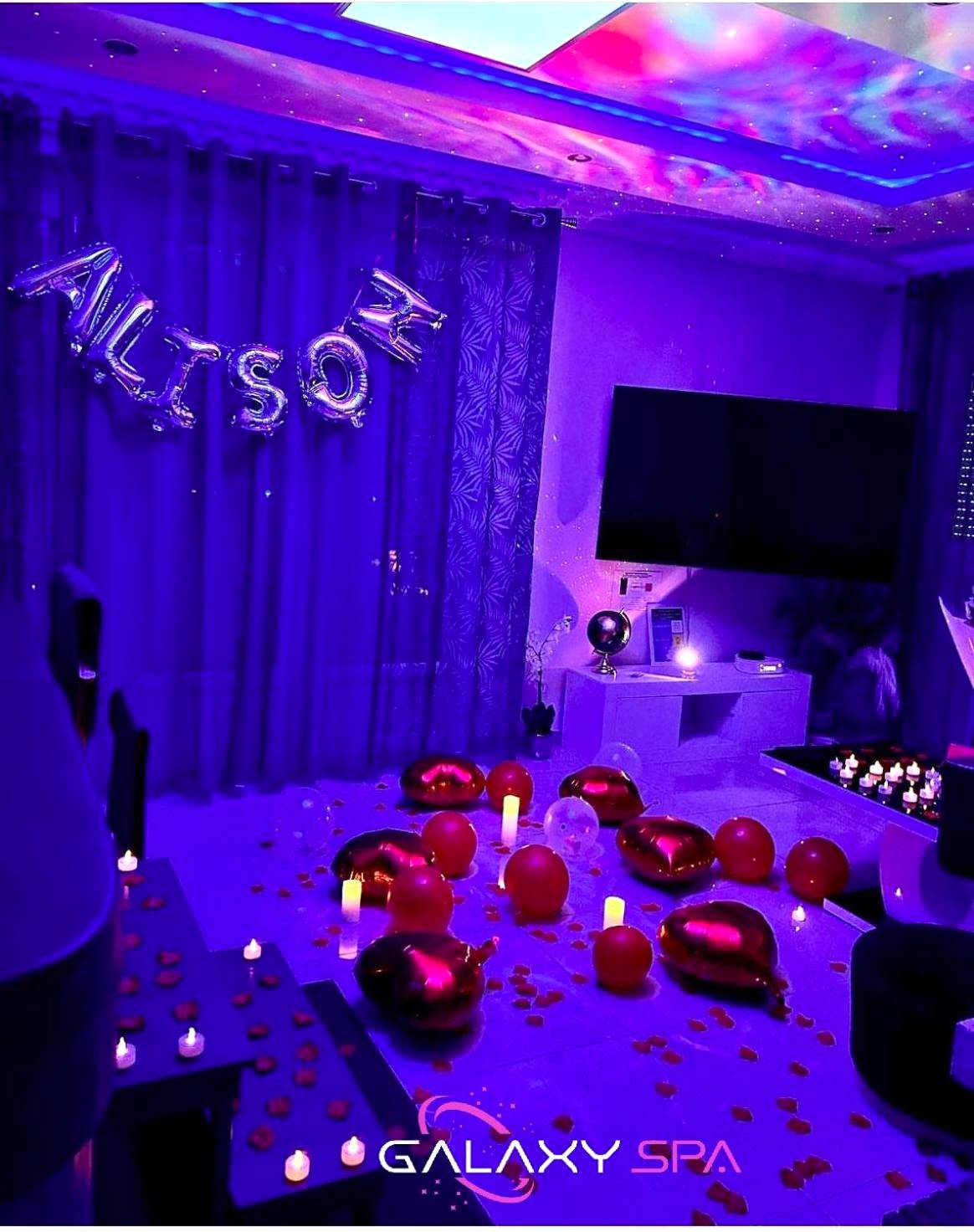 Décoration romantique avec ballons et pétales - GALAXY SPA - Suite Neptune Jacuzzi et Sauna Privatif