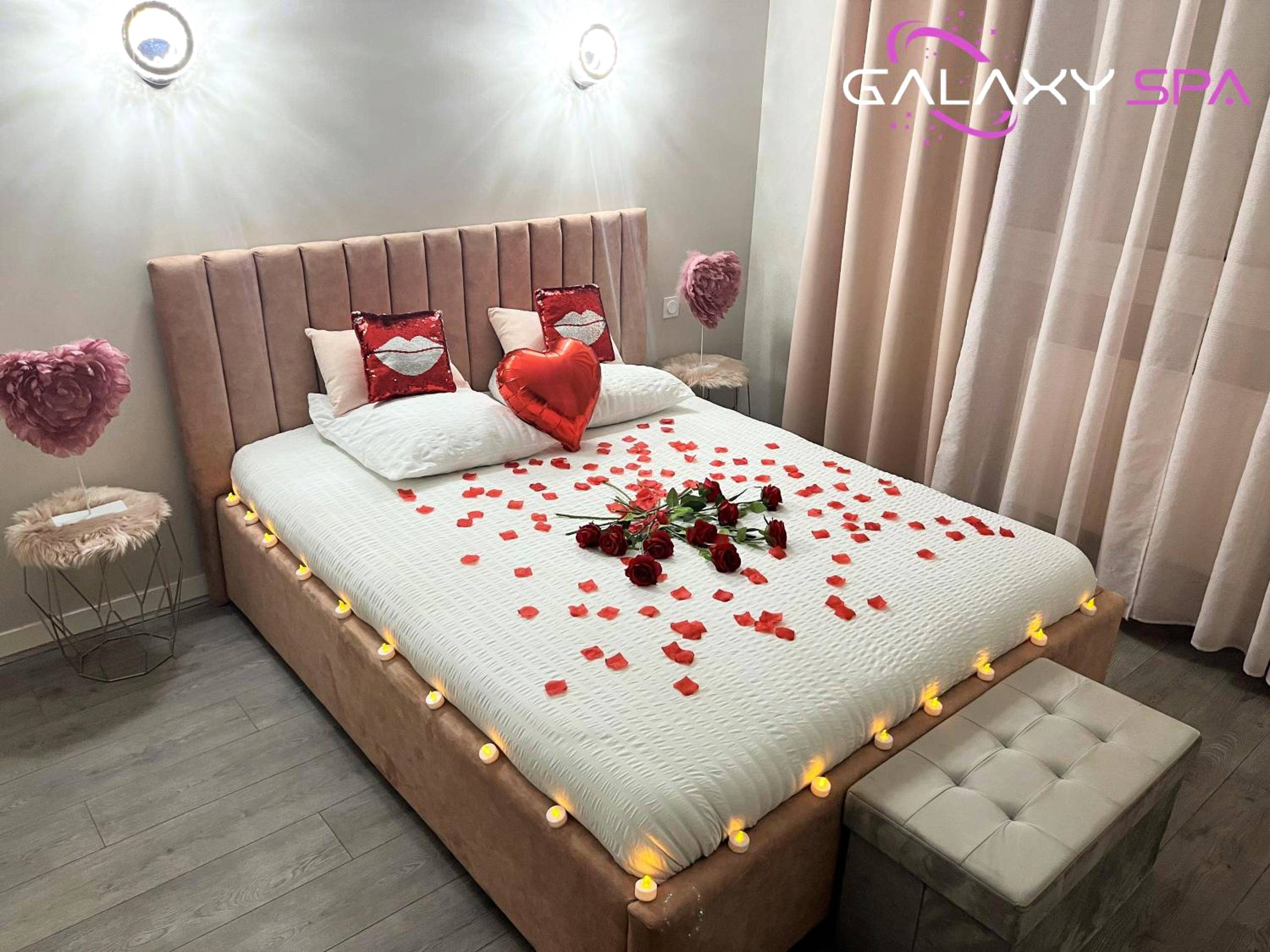 Lit décoré de pétales de roses et bougies - GALAXY SPA - Suite Venus Jacuzzi et Sauna Privatif