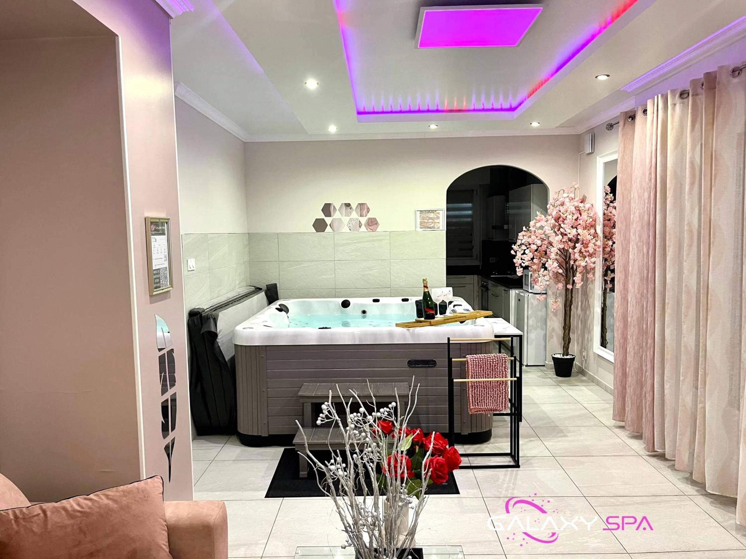 Espace spa avec jacuzzi et cerisier japonais - GALAXY SPA - Suite Venus Jacuzzi et Sauna Privatif
