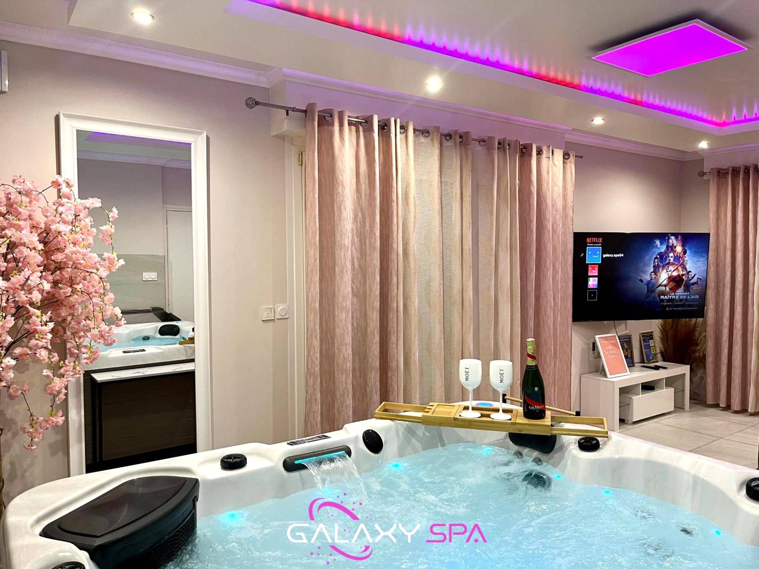 Jacuzzi privatif face à un écran géant - GALAXY SPA - Suite Venus Jacuzzi et Sauna Privatif