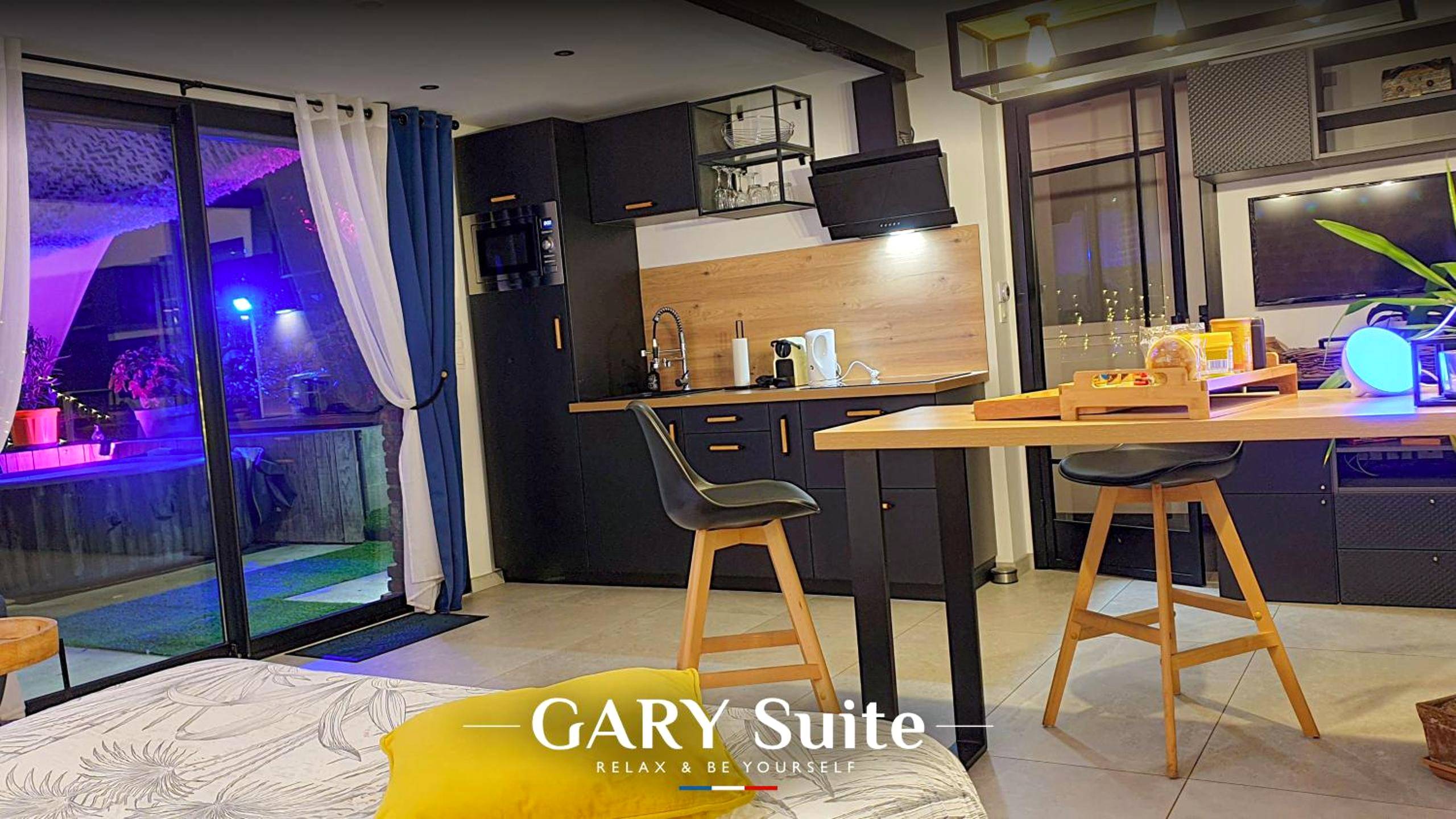 Cuisine équipée moderne et coin repas - Love Room Awoingt - GARY Suite - Studio Cosy, Spa et jardin privatif à 4 min de...