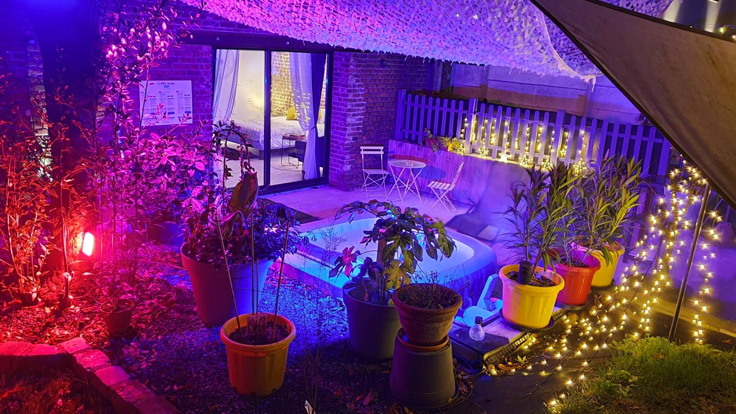 Jacuzzi extérieur avec éclairage d'ambiance - GARY Suite - Studio Cosy, Spa et jardin privatif à 4 min de Cambrai