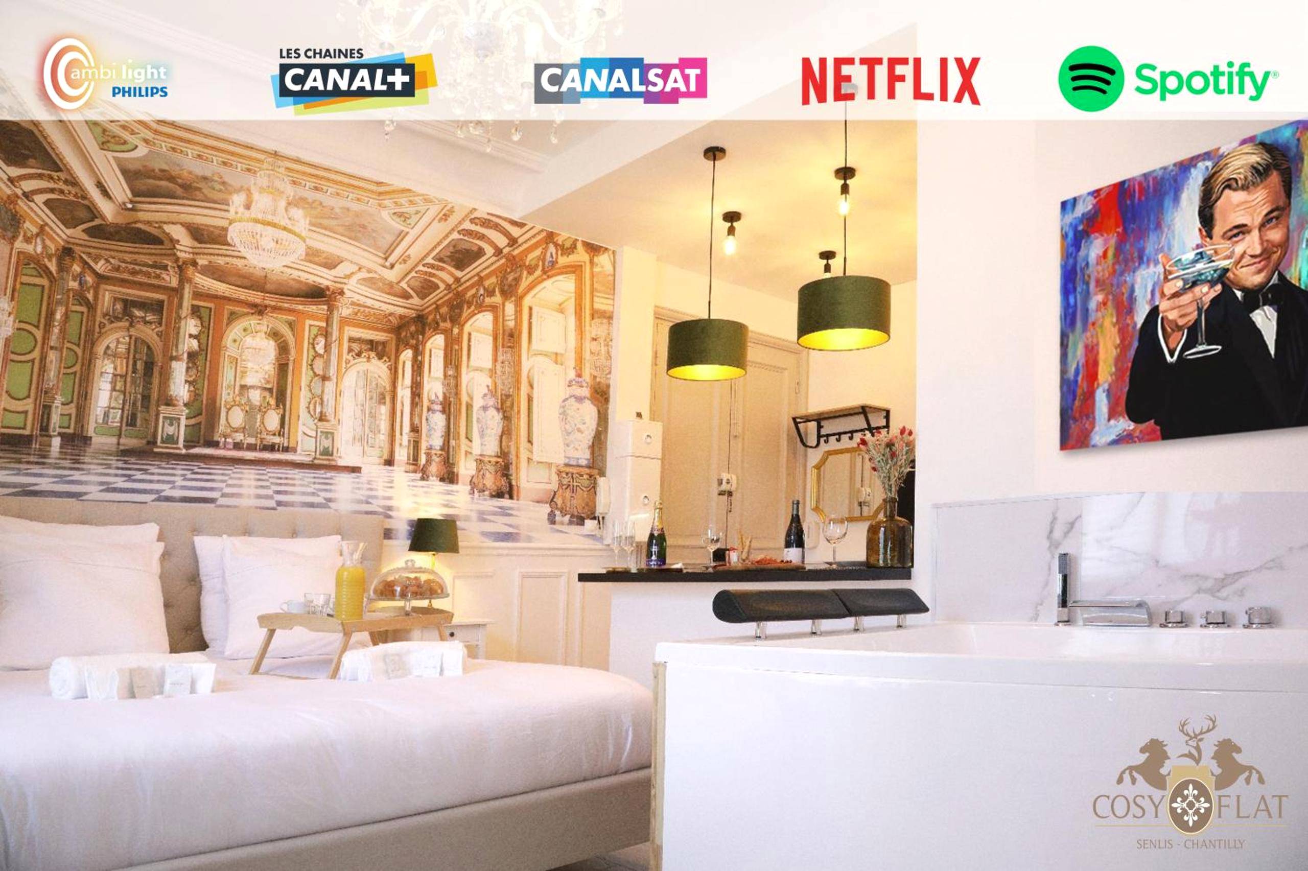 Lit double et baignoire balnéo avec fresque - Love Room Senlis - Le Gatsby - Cosy Flat - Jacuzzi - Senlis