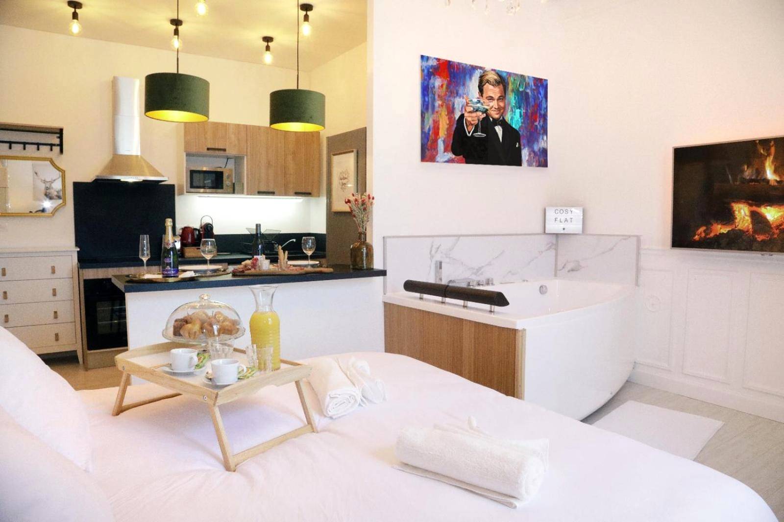 Cuisine équipée et baignoire balnéo d'angle - Le Gatsby - Cosy Flat - Jacuzzi - Senlis