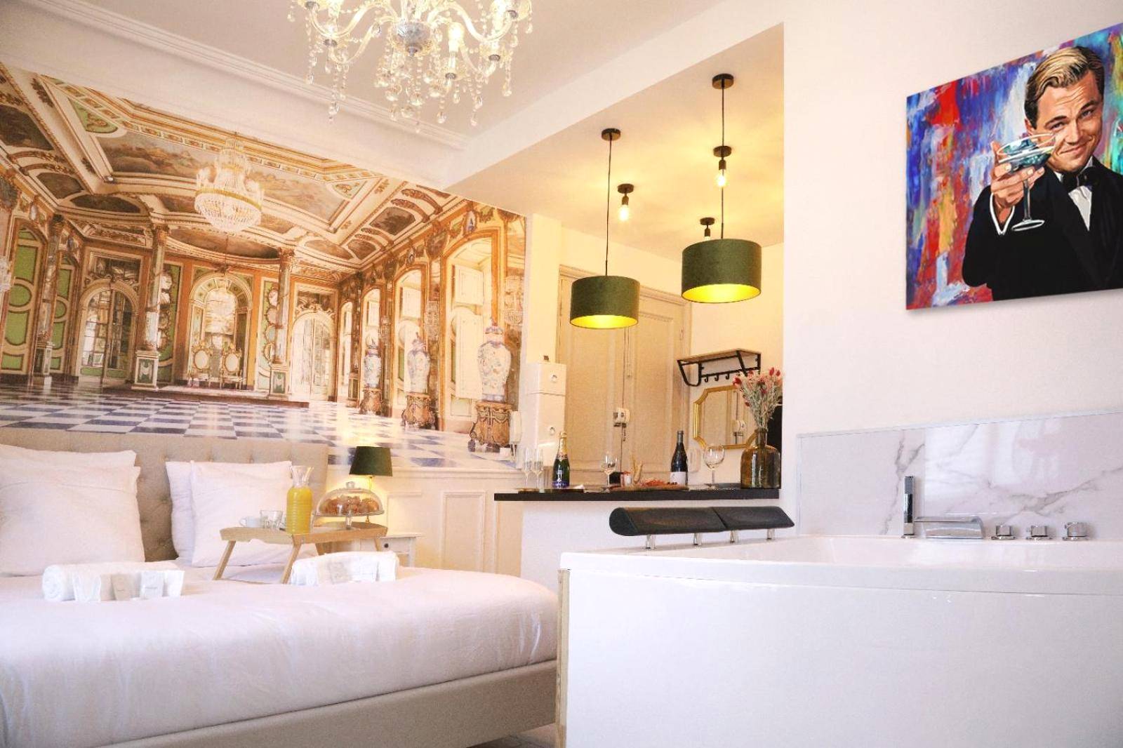 Vue d'ensemble avec lit et baignoire balnéo - Le Gatsby - Cosy Flat - Jacuzzi - Senlis