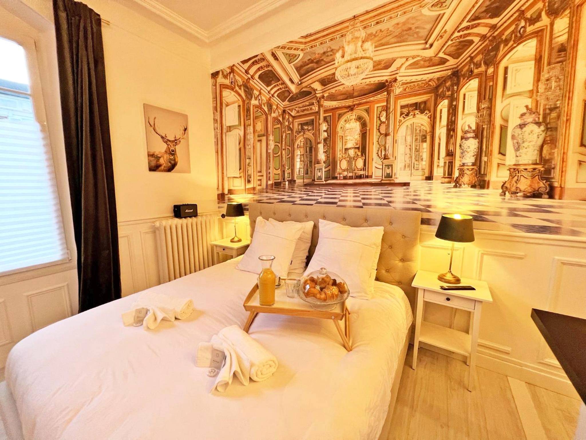 Lit king size avec plateau petit - déjeuner - Le Gatsby - Cosy Flat - Jacuzzi - Senlis