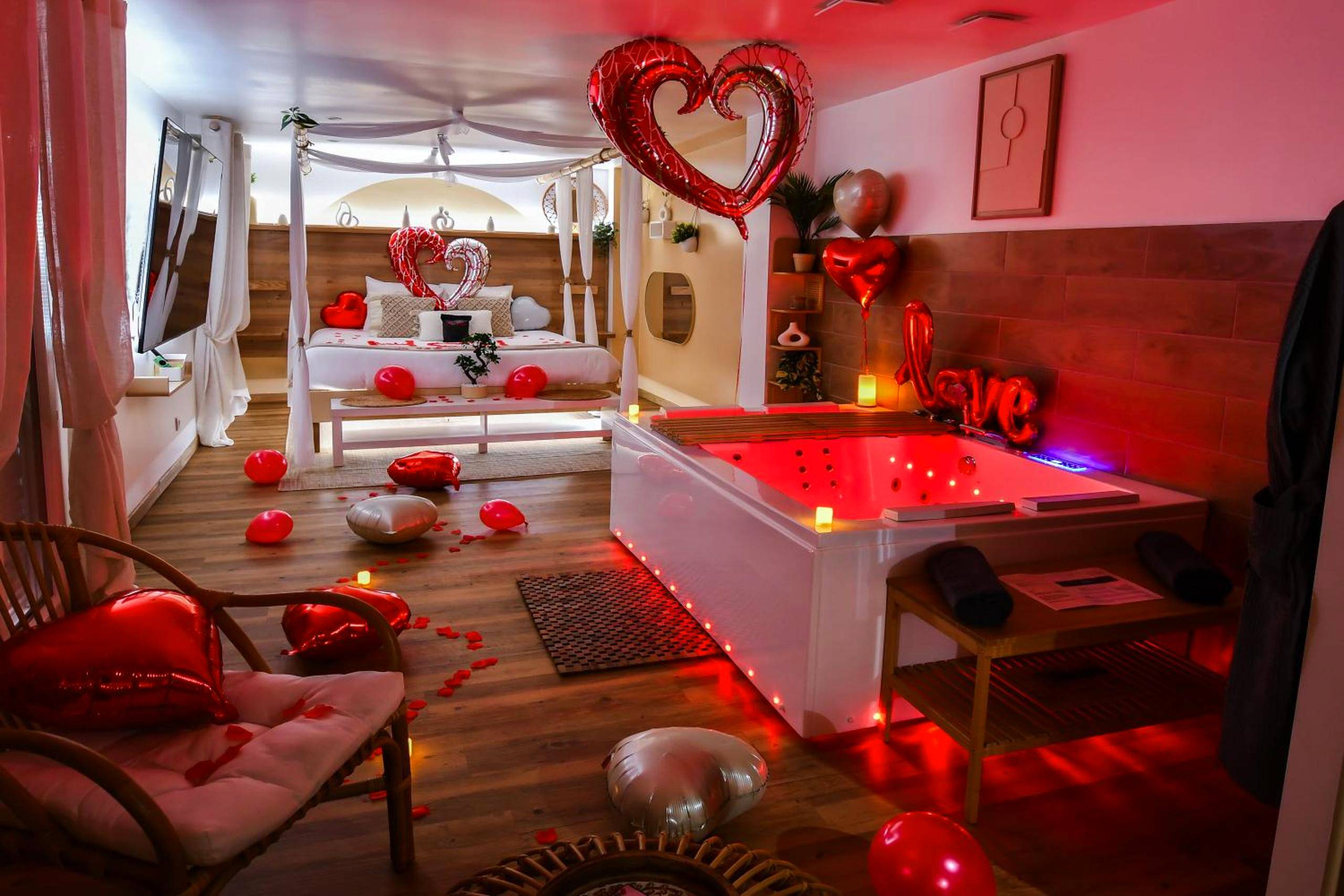 Jacuzzi privatif avec ballons en forme de cœur - Love Room La Seyne - sur - Mer - La Gioya - Love Room, Jacuzzi, Baldaquin