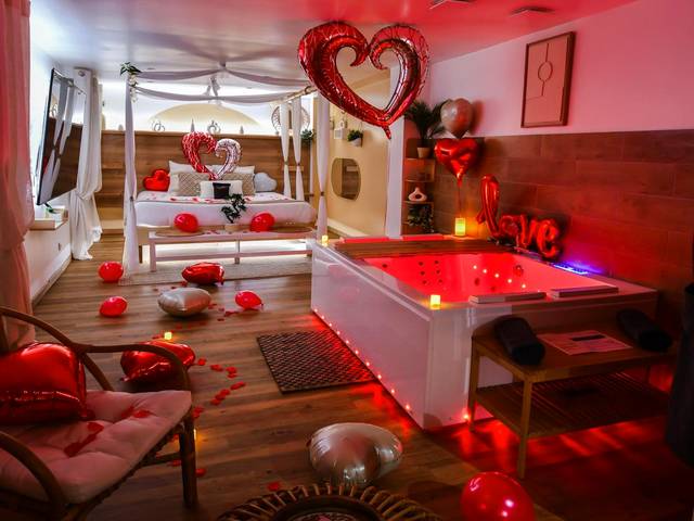 Jacuzzi privatif avec ballons en forme de cœur - Love Room La Seyne - sur - Mer - La Gioya - Love Room, Jacuzzi, Baldaquin