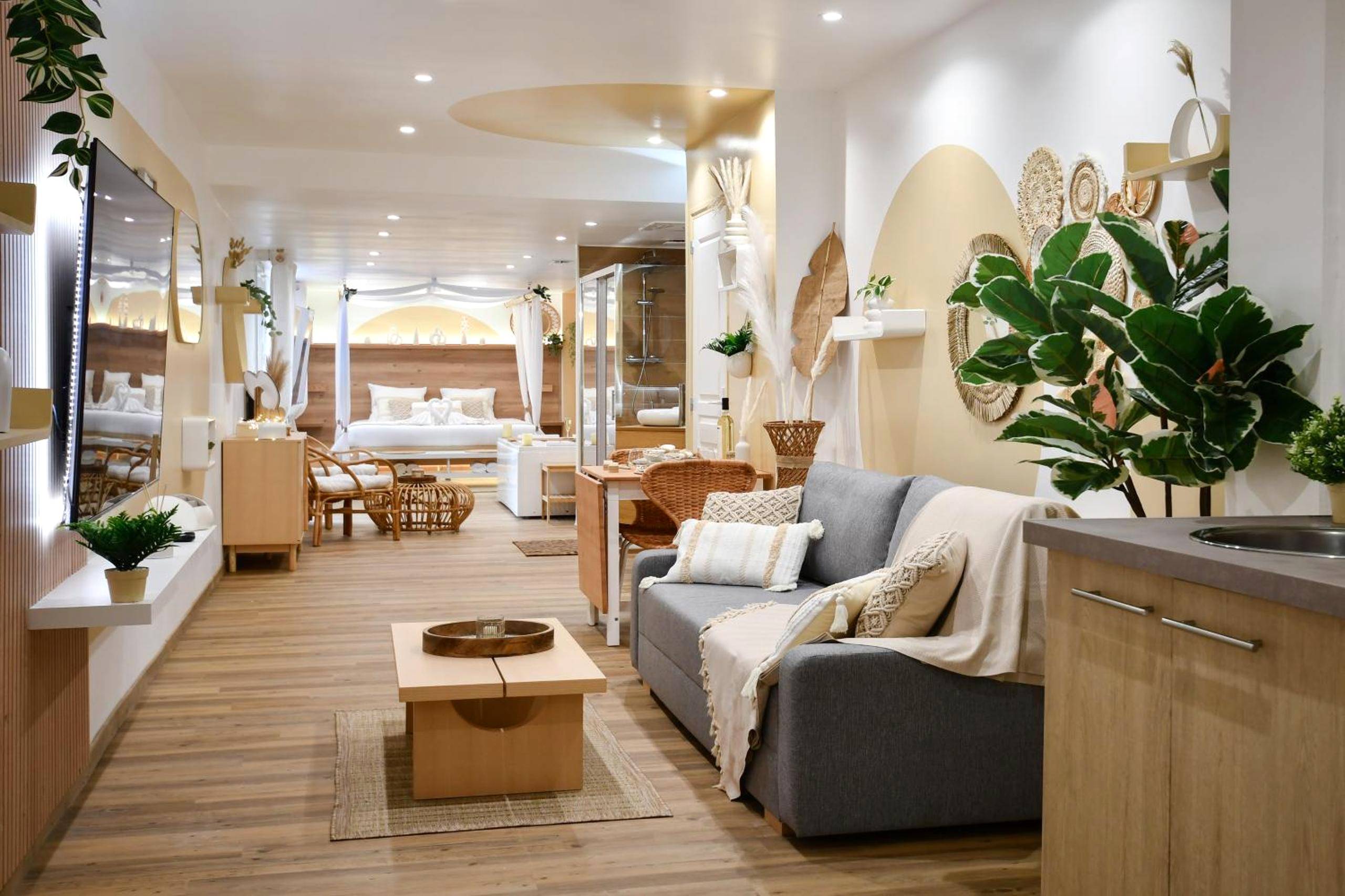 Salon avec canapé gris et décoration bohème - La Gioya - Love Room, Jacuzzi, Baldaquin