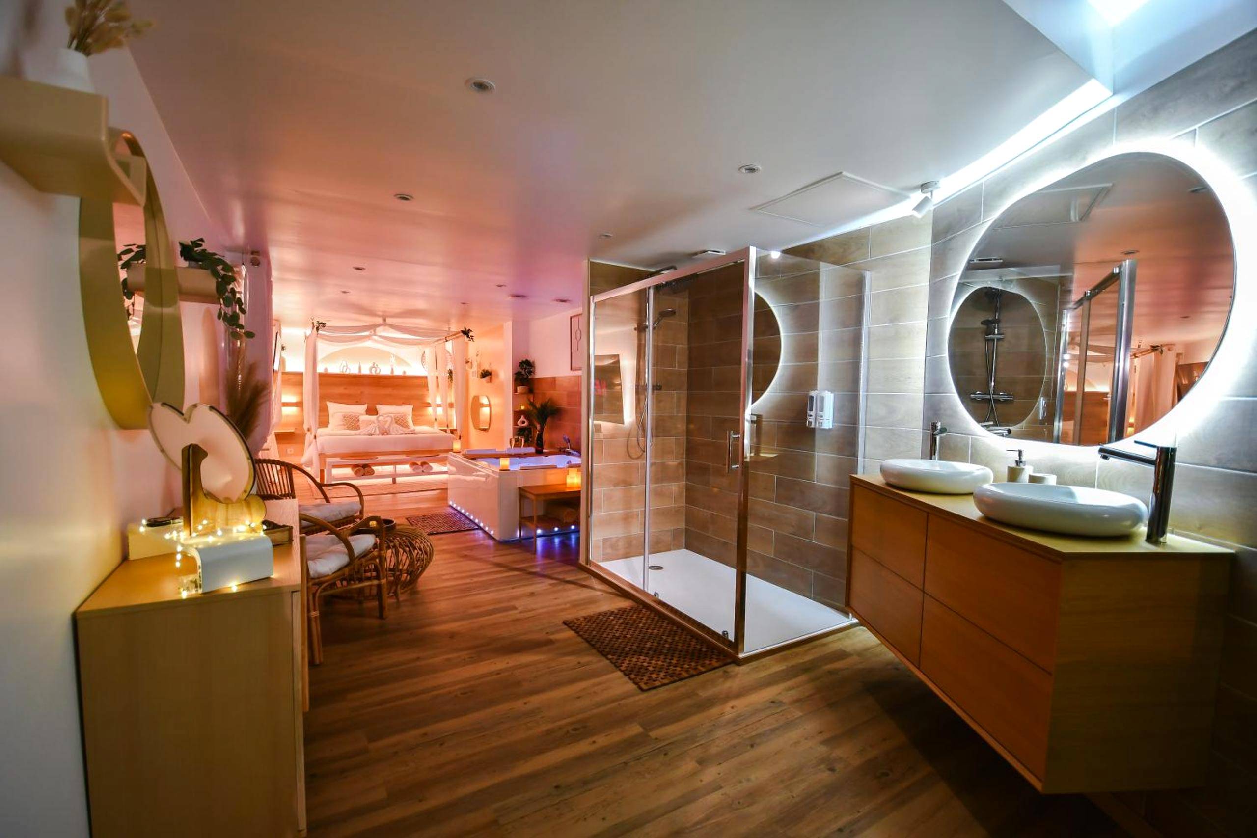 Salle de bain avec douche à l'italienne et vasques - La Gioya - Love Room, Jacuzzi, Baldaquin