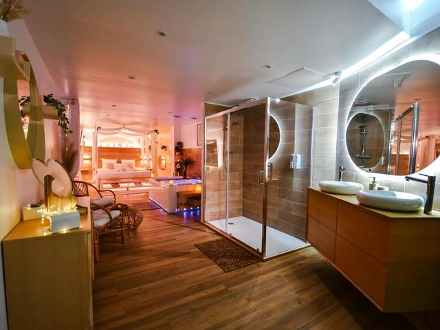 Salle de bain avec douche à l'italienne et vasques - La Gioya - Love Room, Jacuzzi, Baldaquin