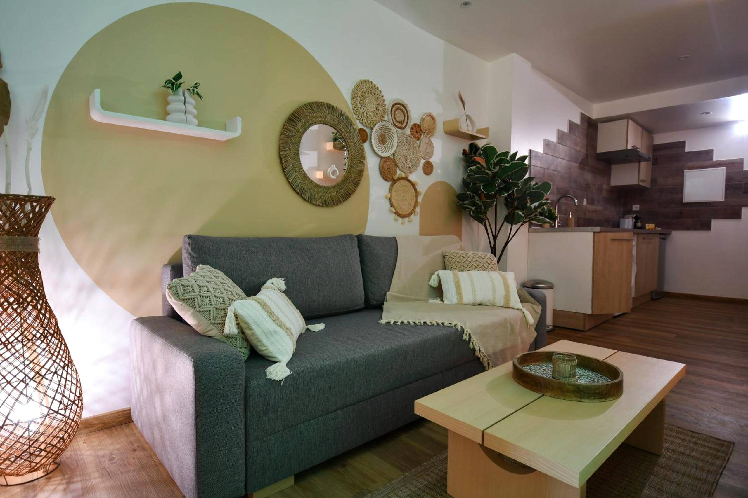 Canapé avec coussins et table basse en bois - La Gioya - Love Room, Jacuzzi, Baldaquin