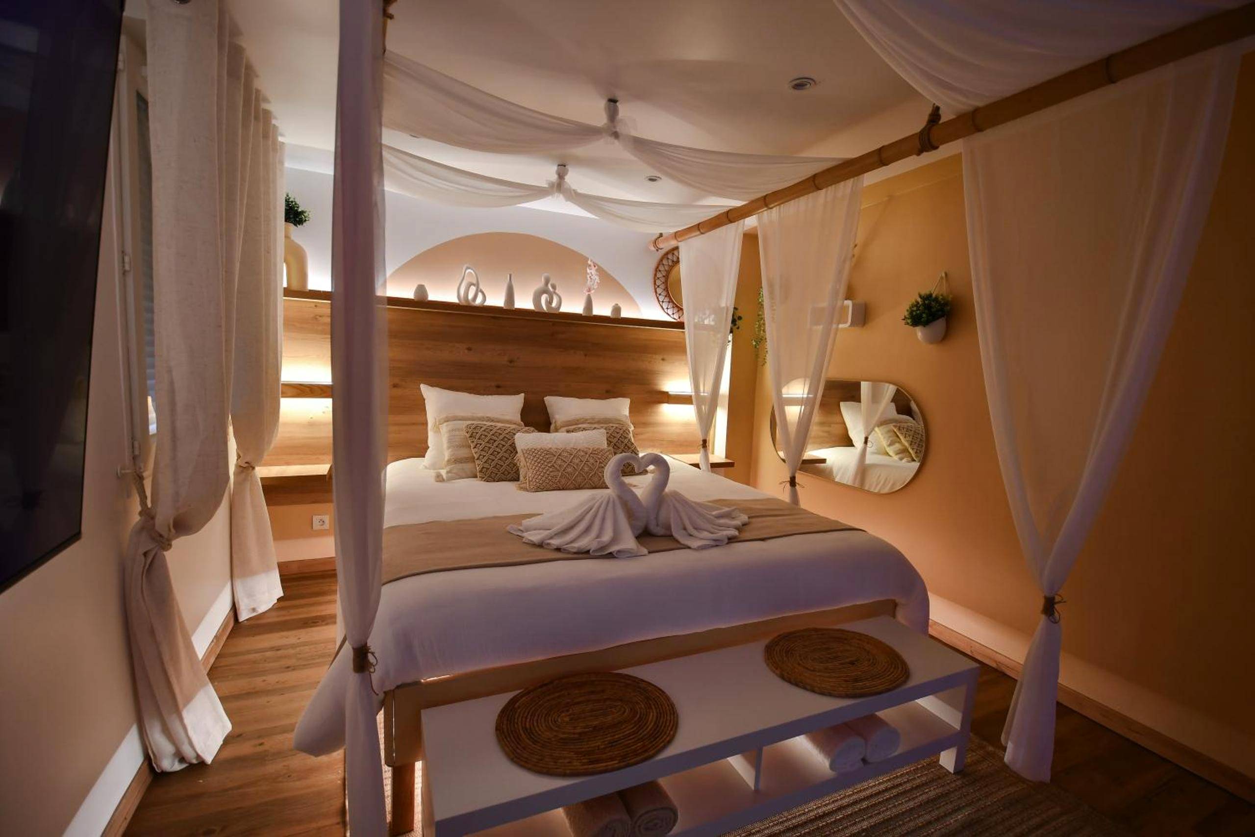 Lit à baldaquin avec cygnes en serviette - La Gioya - Love Room, Jacuzzi, Baldaquin