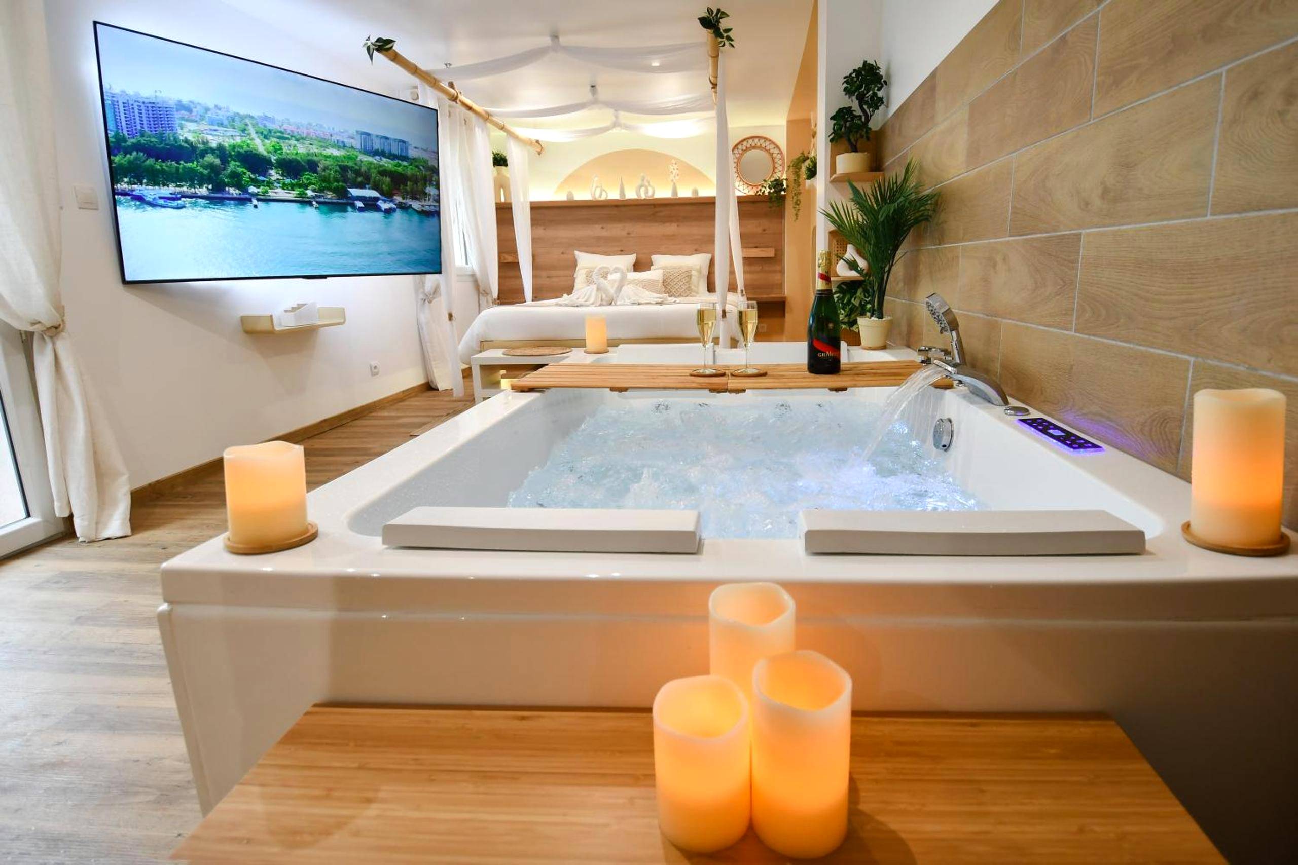 Photo du logement - La Gioya - Love Room, Jacuzzi, Baldaquin - La Seyne - sur - Mer