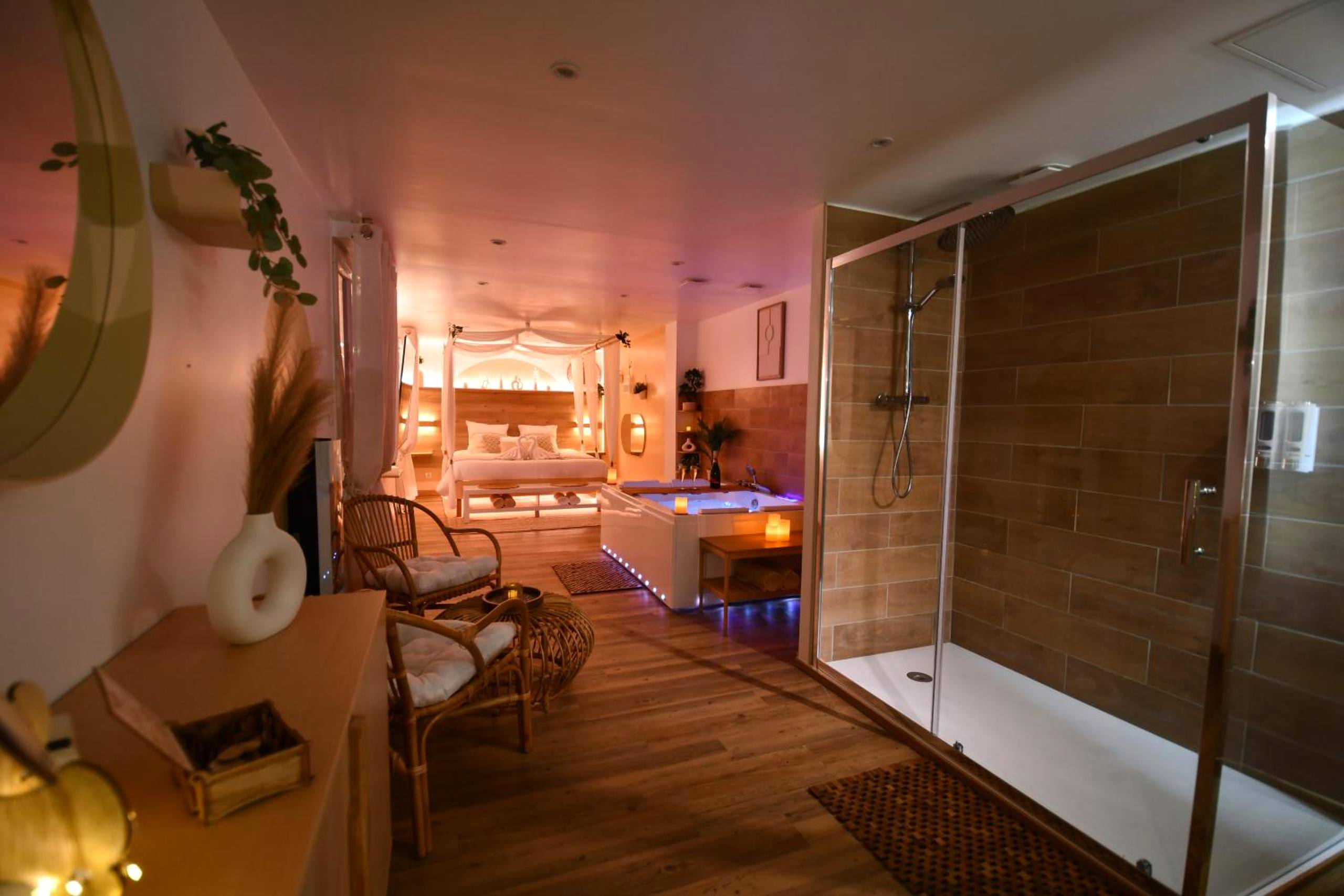 Photo du logement - La Gioya - Love Room, Jacuzzi, Baldaquin - La Seyne - sur - Mer