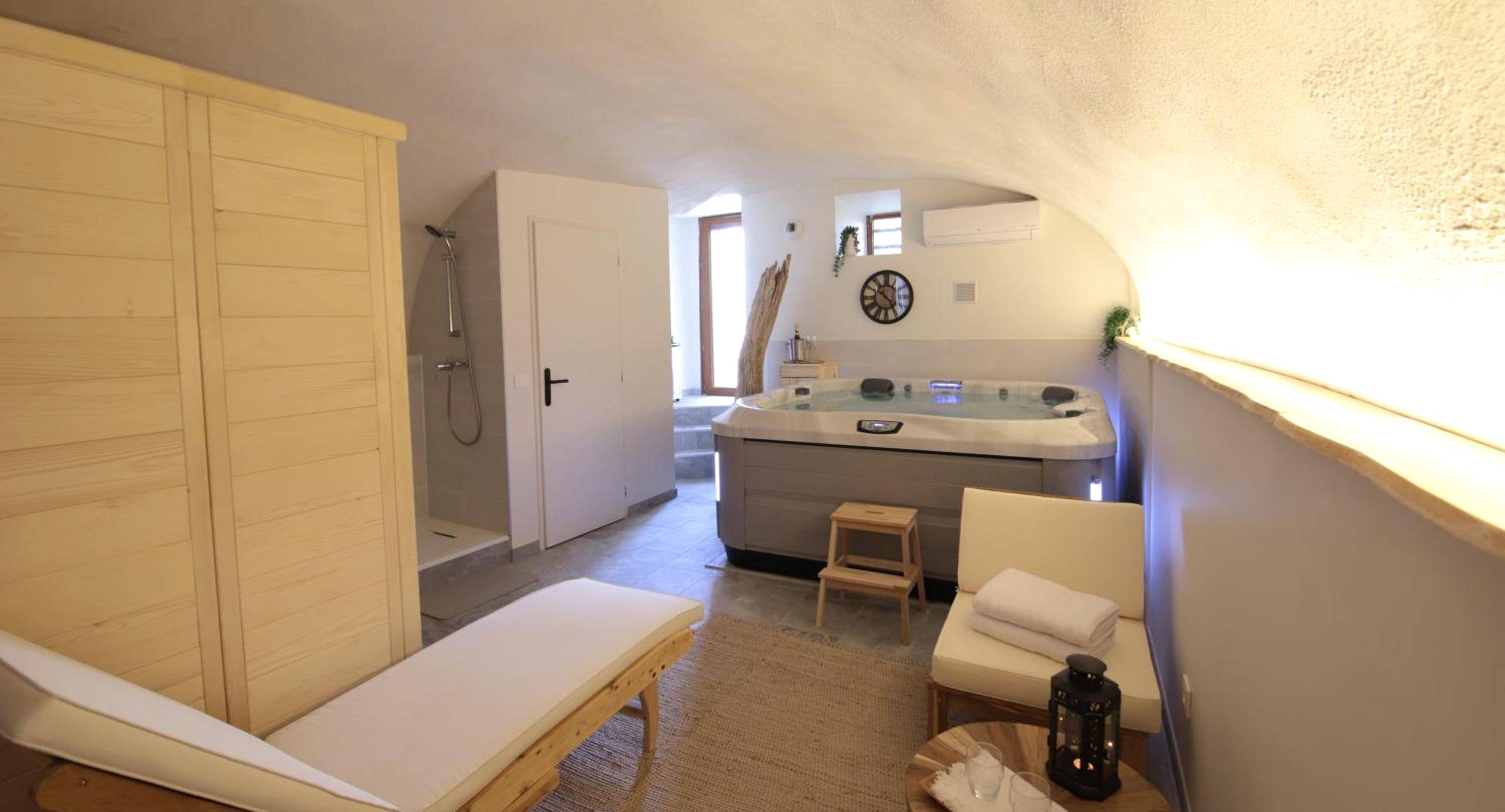 Espace bien - être avec jacuzzi et transat - Love Room Donzère - Gîte de charme Haut de Gamme avec Jacuzzi et Sauna privatifs