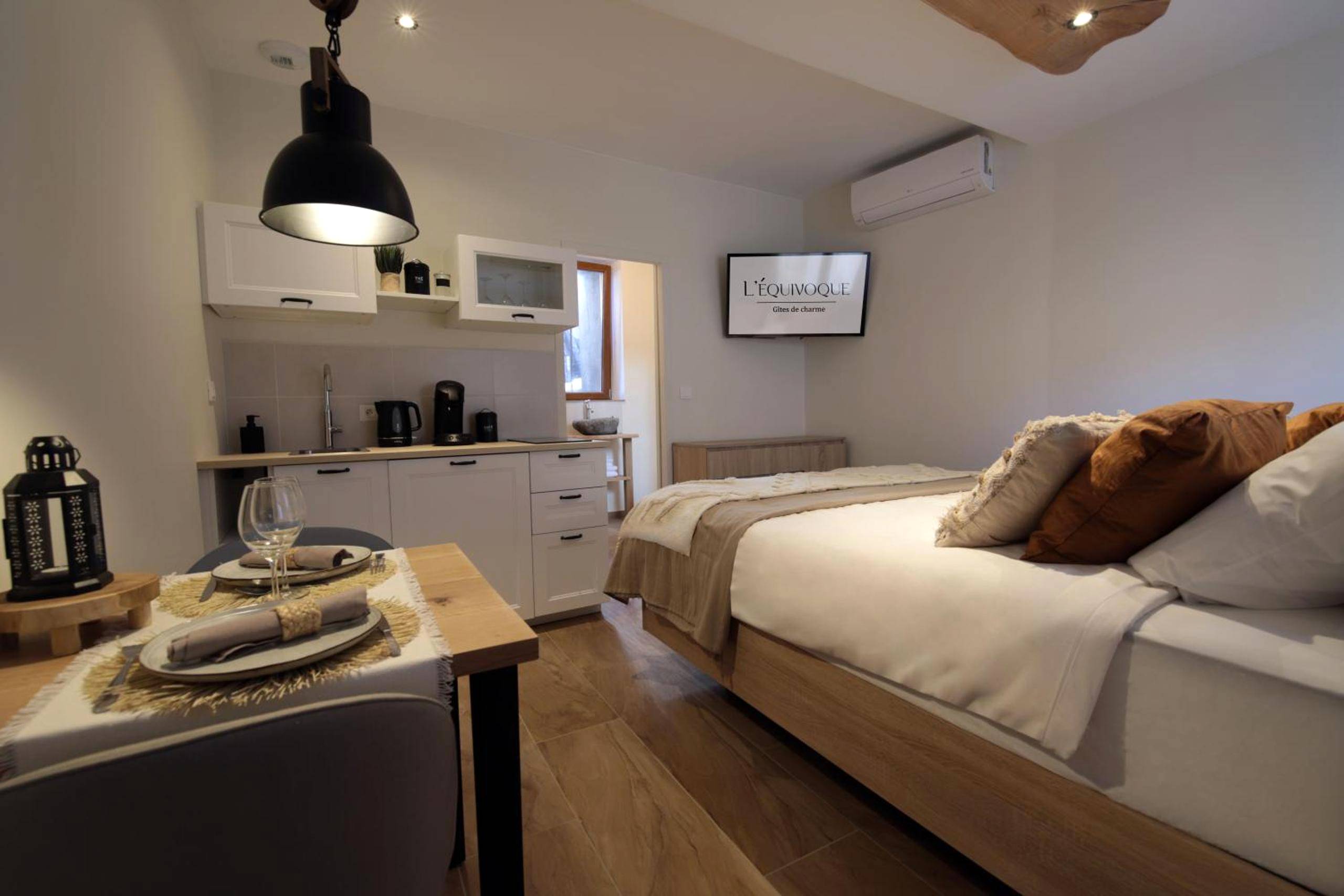 Chambre avec lit double et coin cuisine - Gîte de charme Haut de Gamme avec Jacuzzi et Sauna privatifs