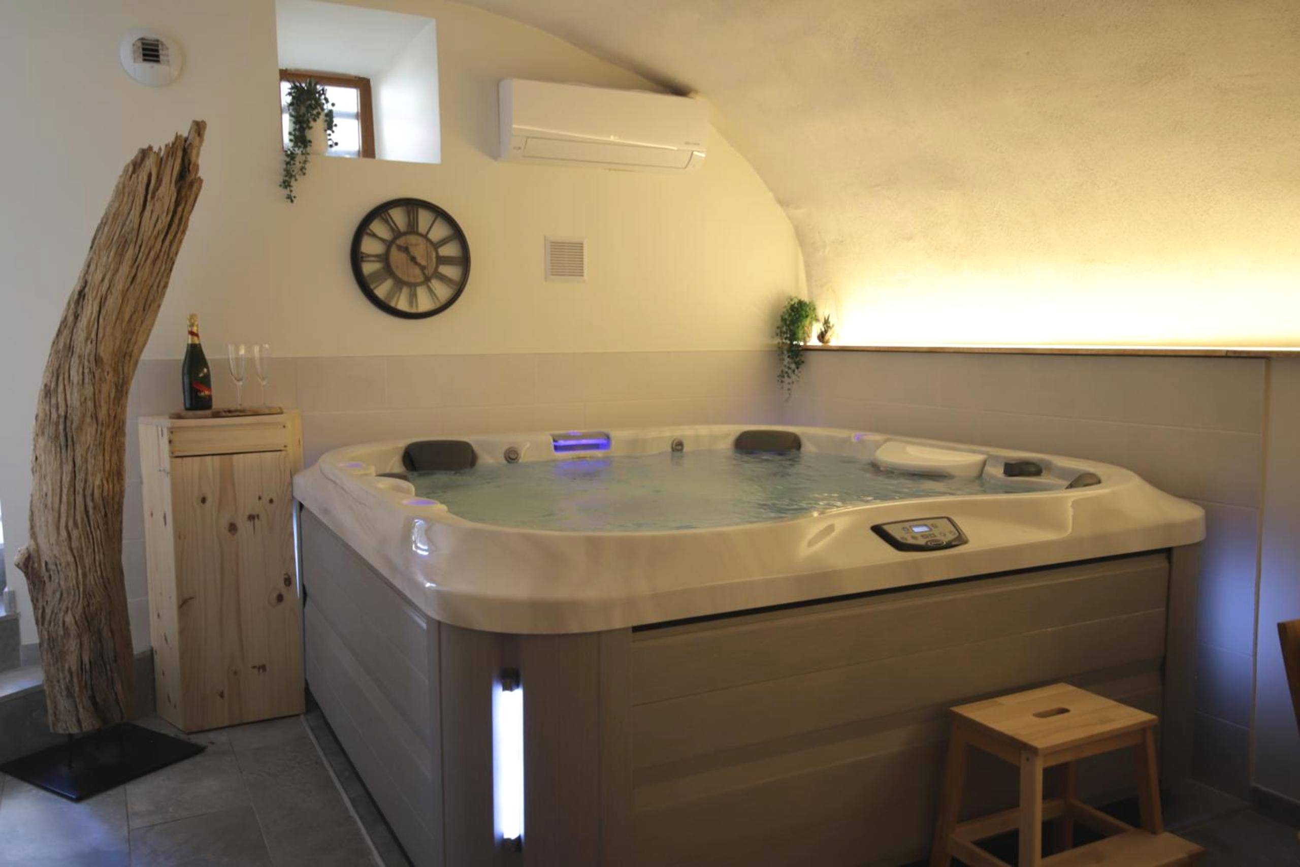 Jacuzzi privatif sous plafond voûté - Gîte de charme Haut de Gamme avec Jacuzzi et Sauna privatifs