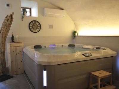 Jacuzzi privatif sous plafond voûté - Gîte de charme Haut de Gamme avec Jacuzzi et Sauna privatifs