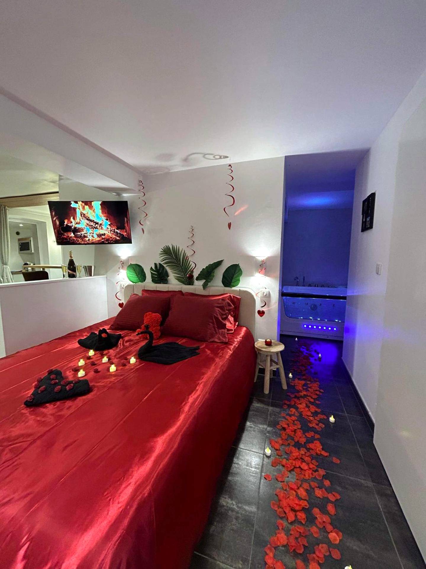 Lit double avec pétales de roses et bougies - Beau gîte avec jacuzzi