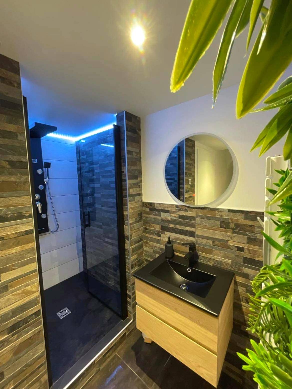 Salle de bain moderne avec douche à l'italienne - Beau gîte avec jacuzzi