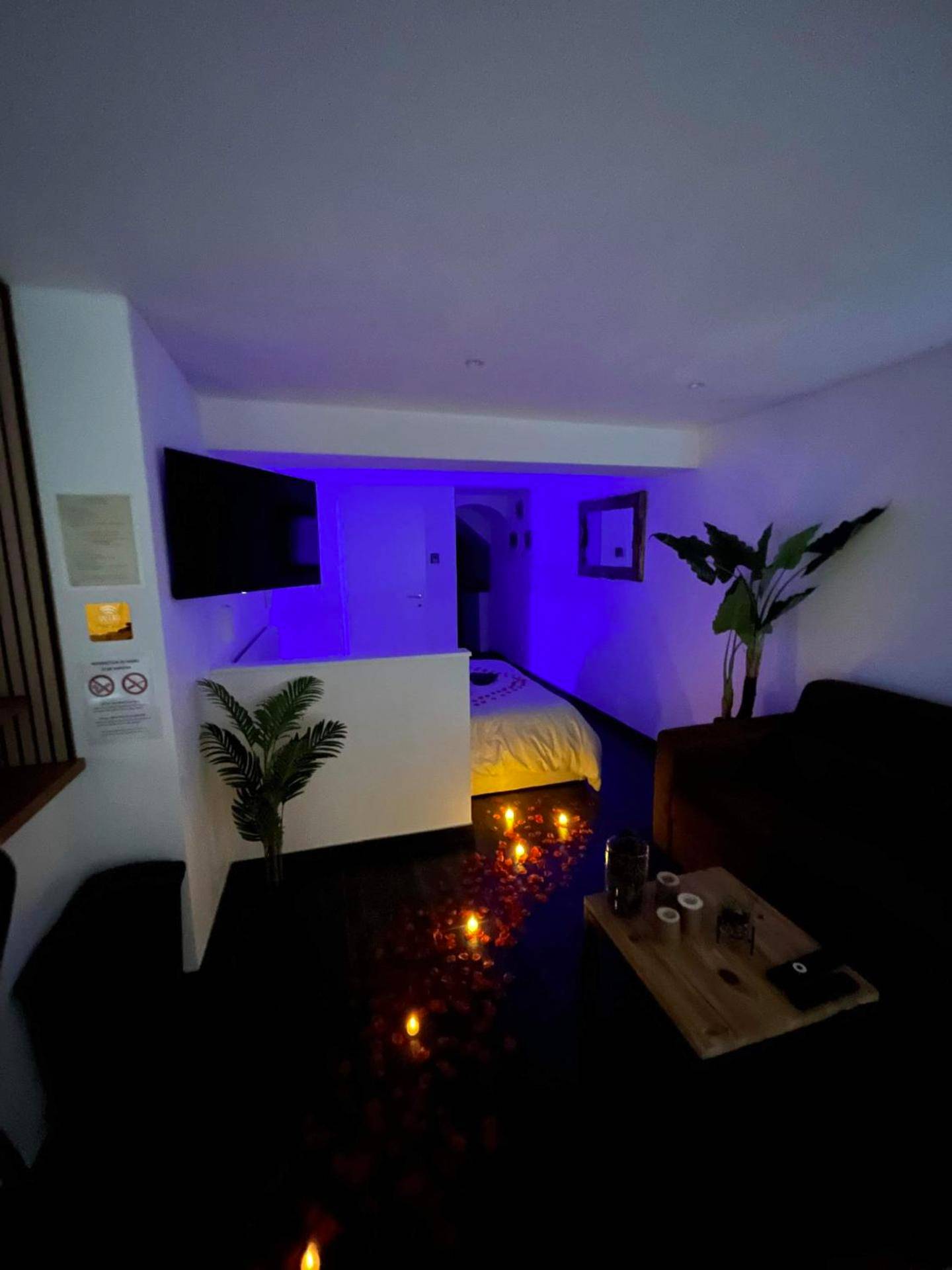 Salon romantique avec chemin de bougies au sol - Beau gîte avec jacuzzi