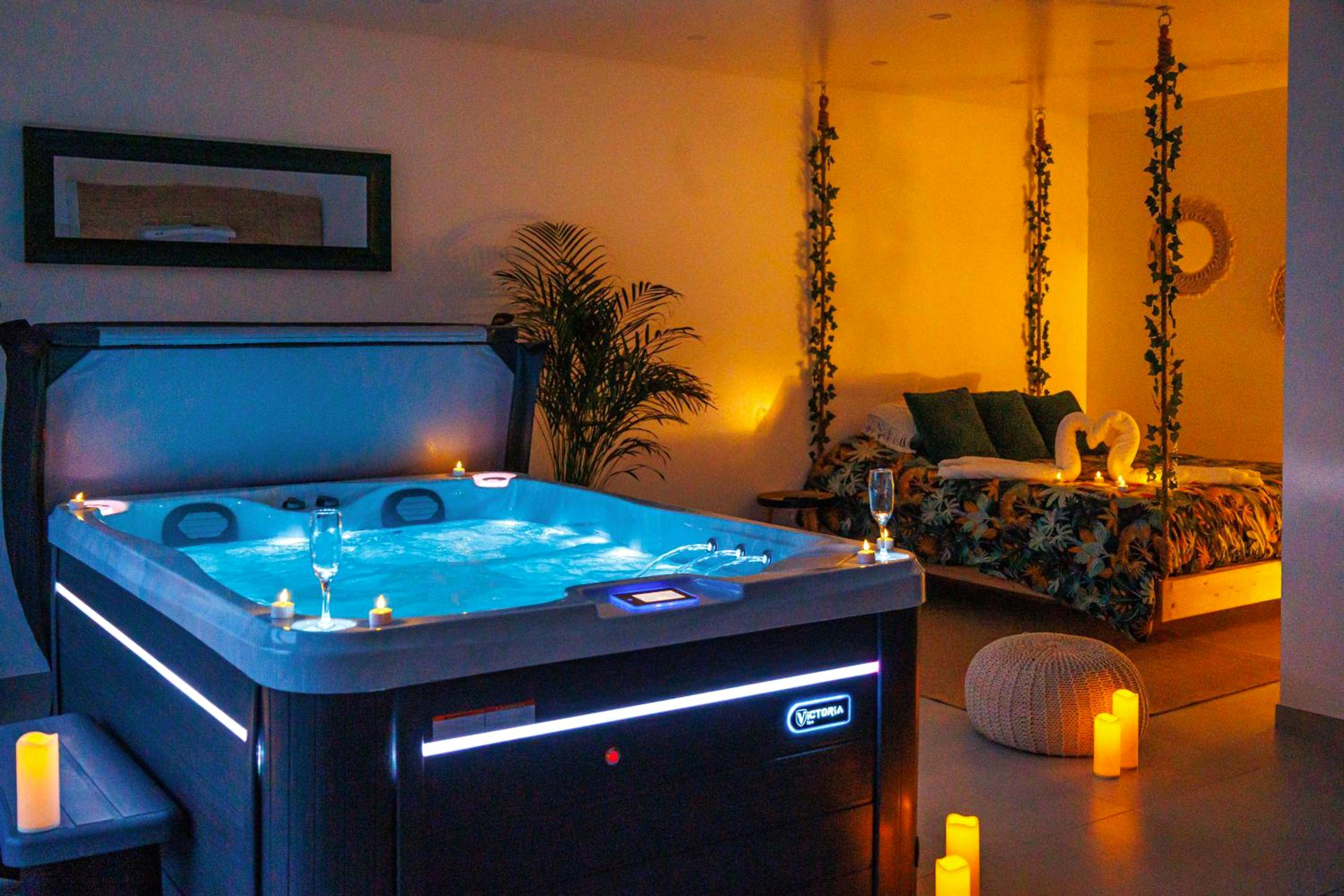 Jacuzzi privatif et lit avec cygnes en serviette - Love Room Urschenheim - Gîte - Spa Nature