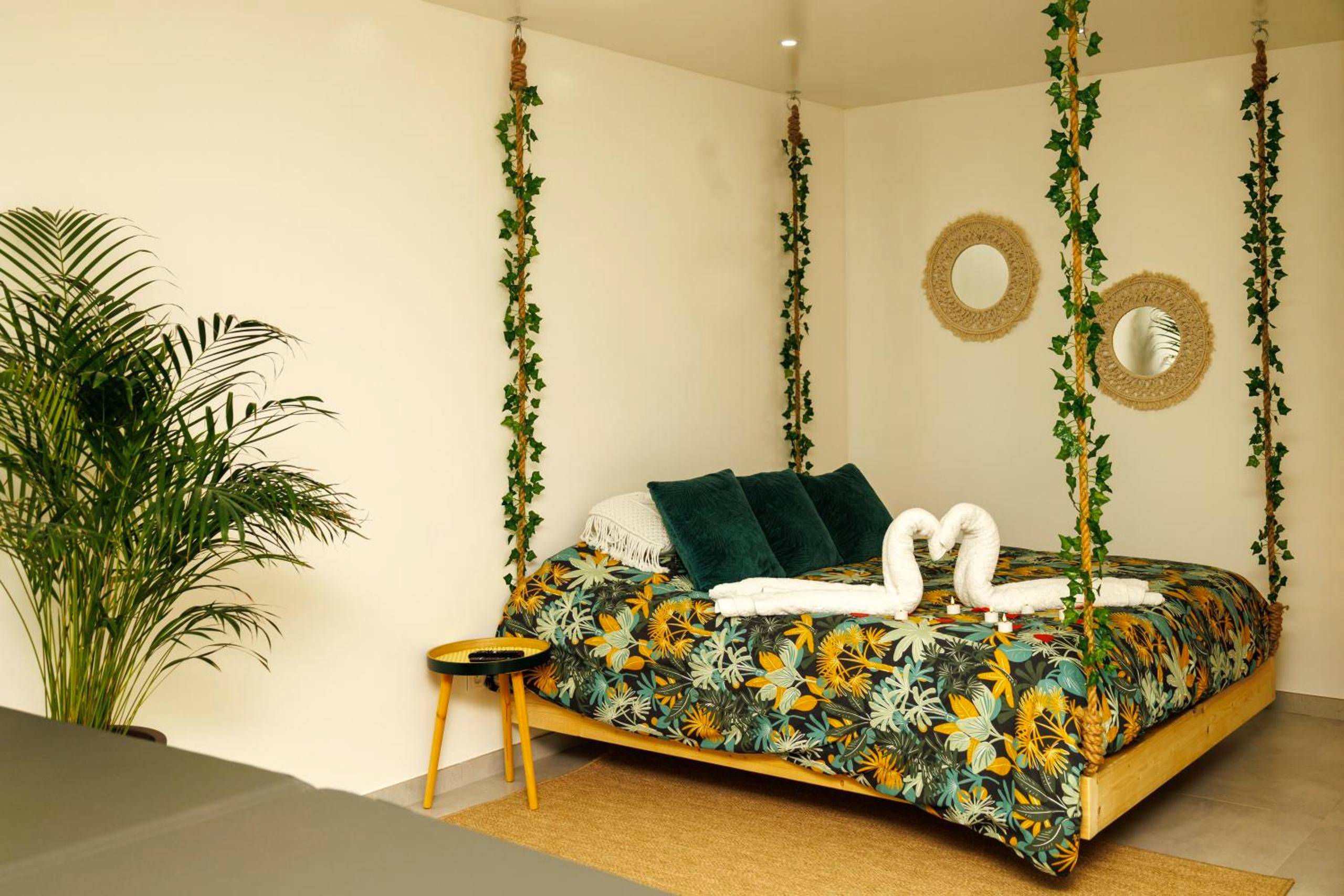 Lit suspendu avec décoration végétale et cygnes - Gîte - Spa Nature