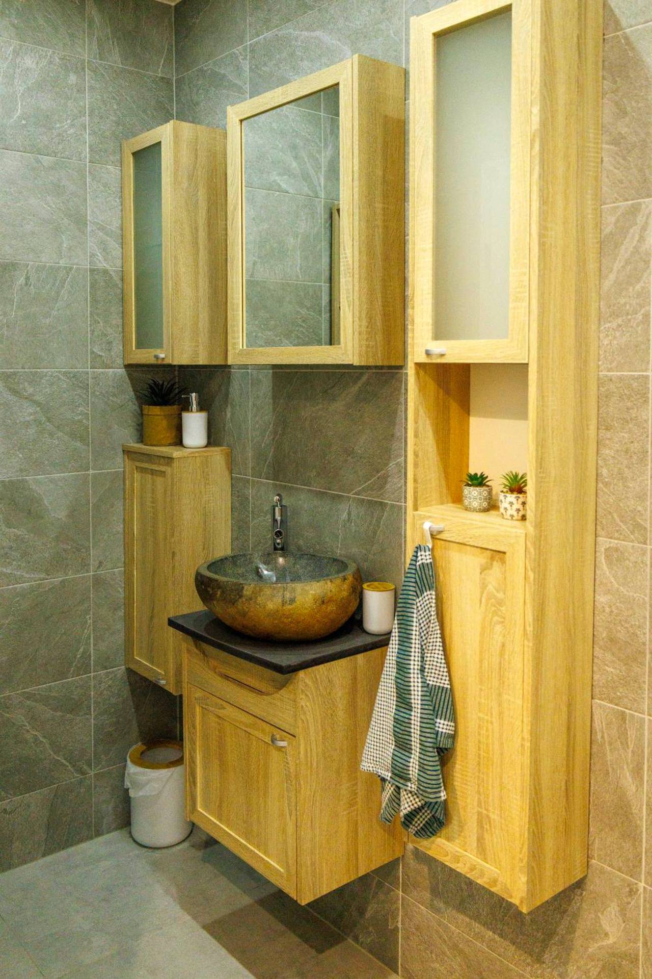 Meuble vasque en pierre et rangements en bois - Gîte - Spa Nature
