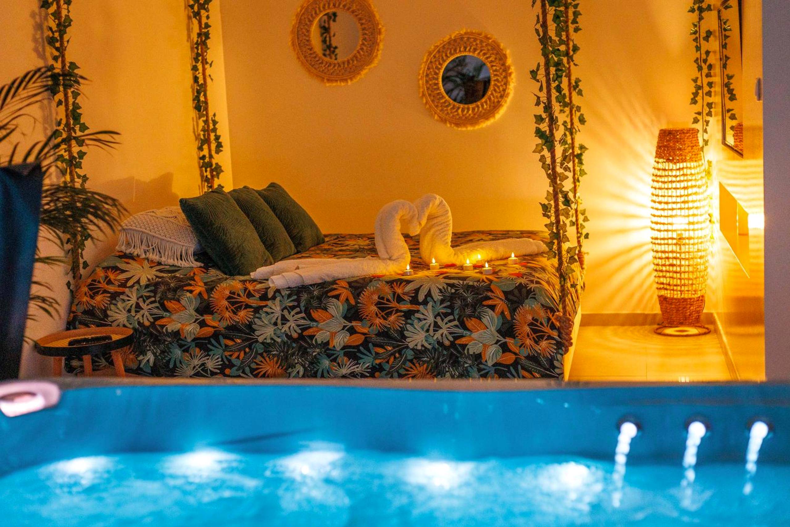 Vue du lit romantique depuis le jacuzzi éclairé - Gîte - Spa Nature