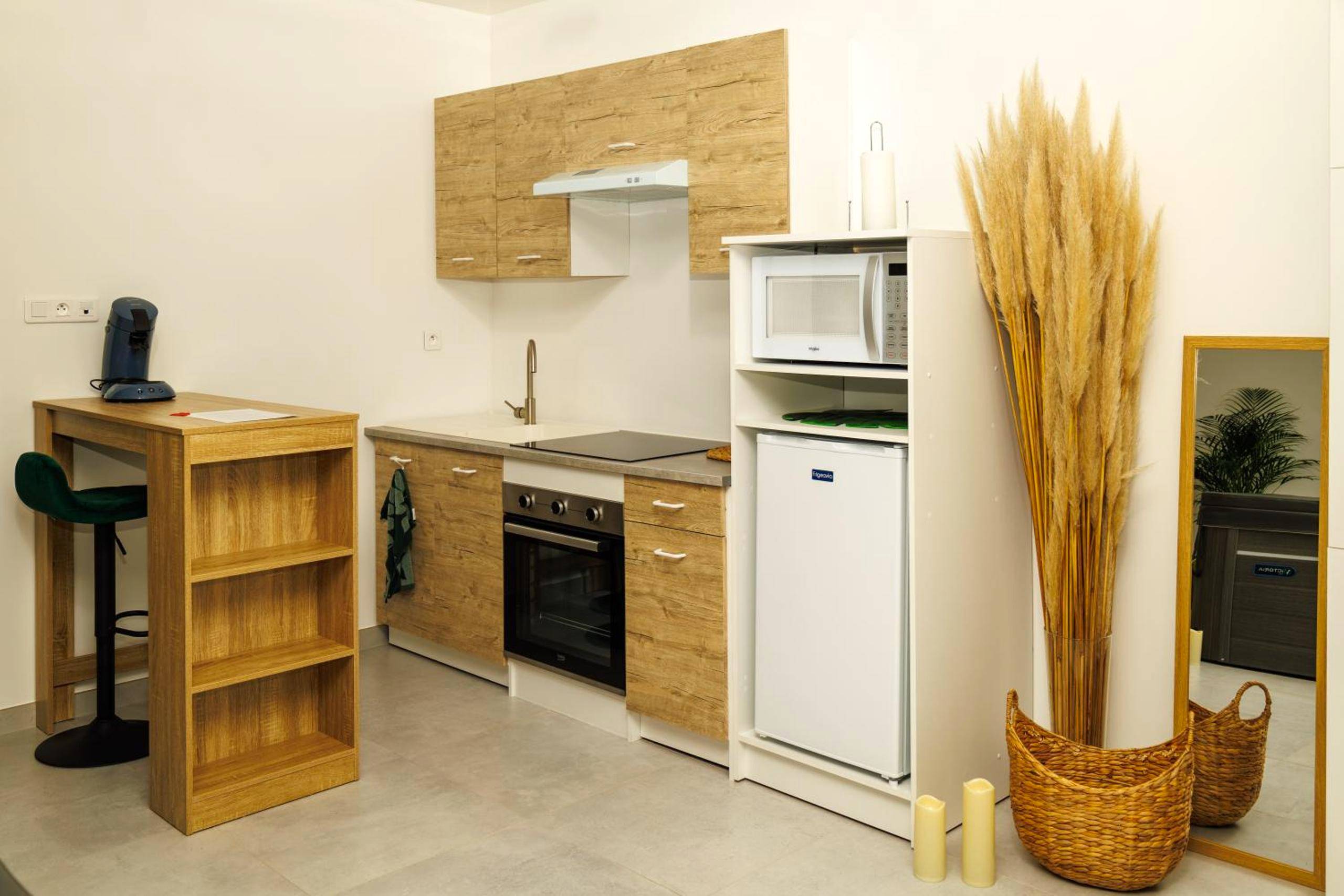 Cuisine équipée moderne avec coin repas - Gîte - Spa Nature