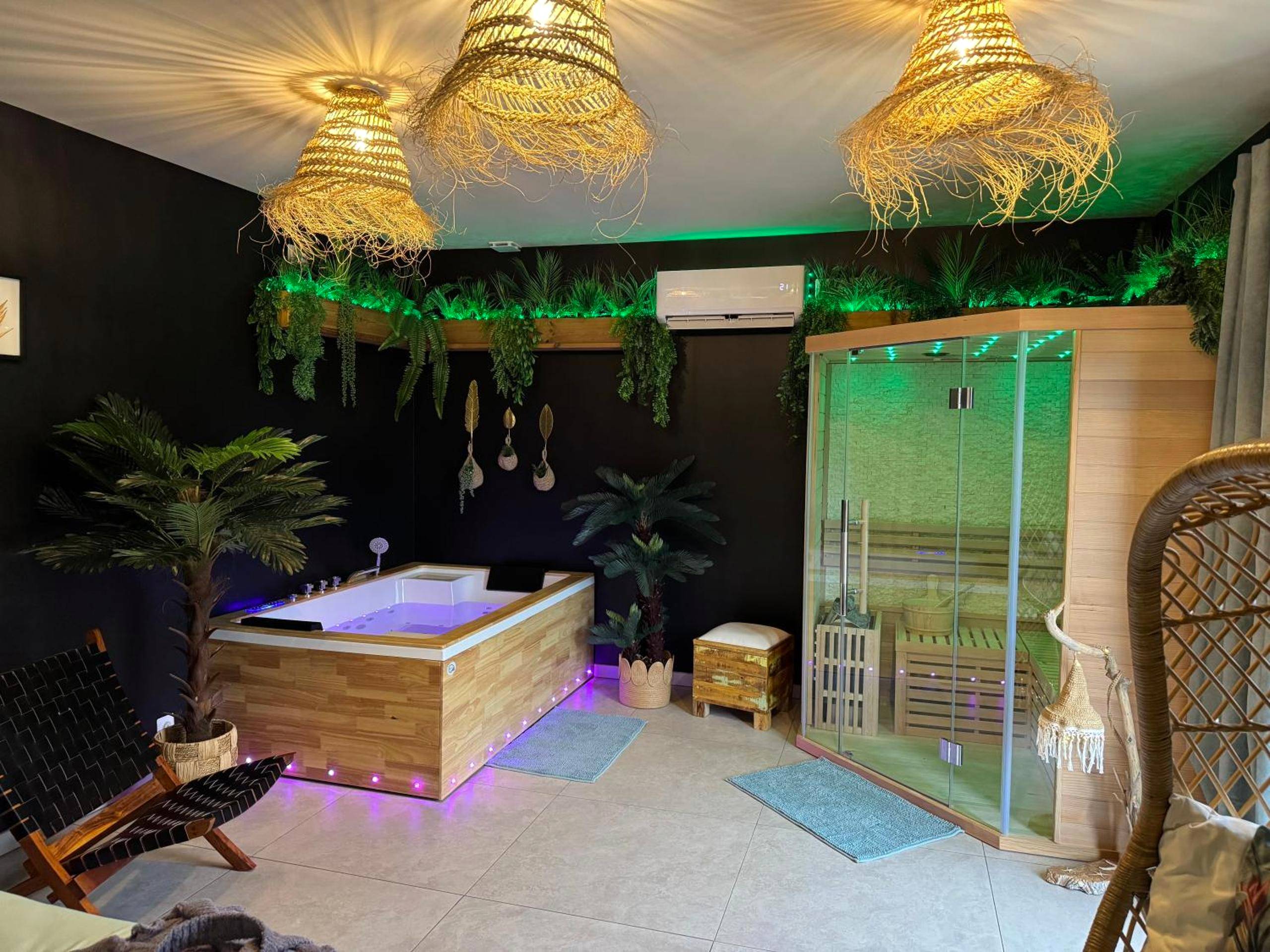 Espace bien - être avec jacuzzi et sauna - Love Room Étalondes - gîte romantique