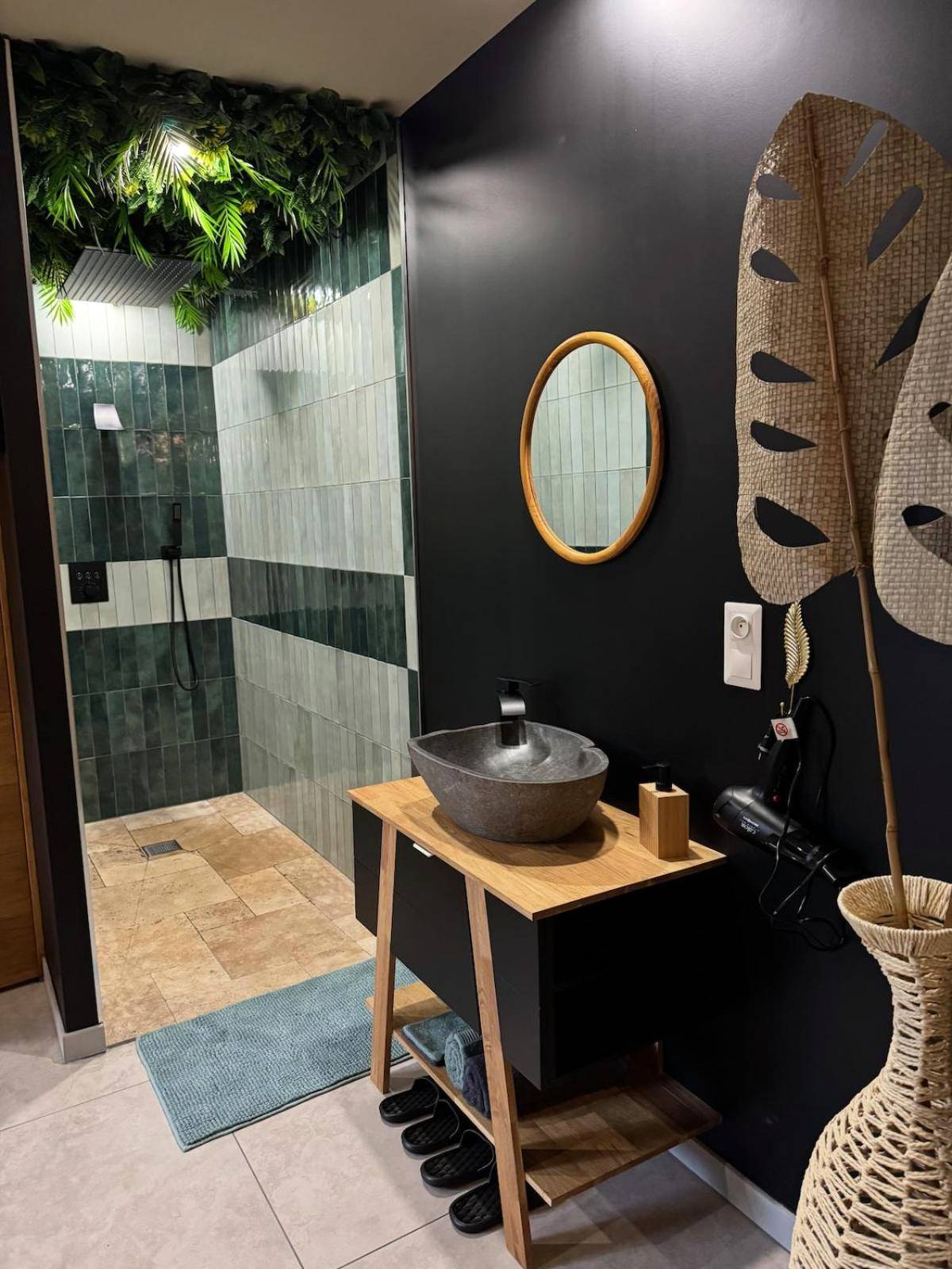 Salle d'eau avec douche à l'italienne et vasque - gîte romantique