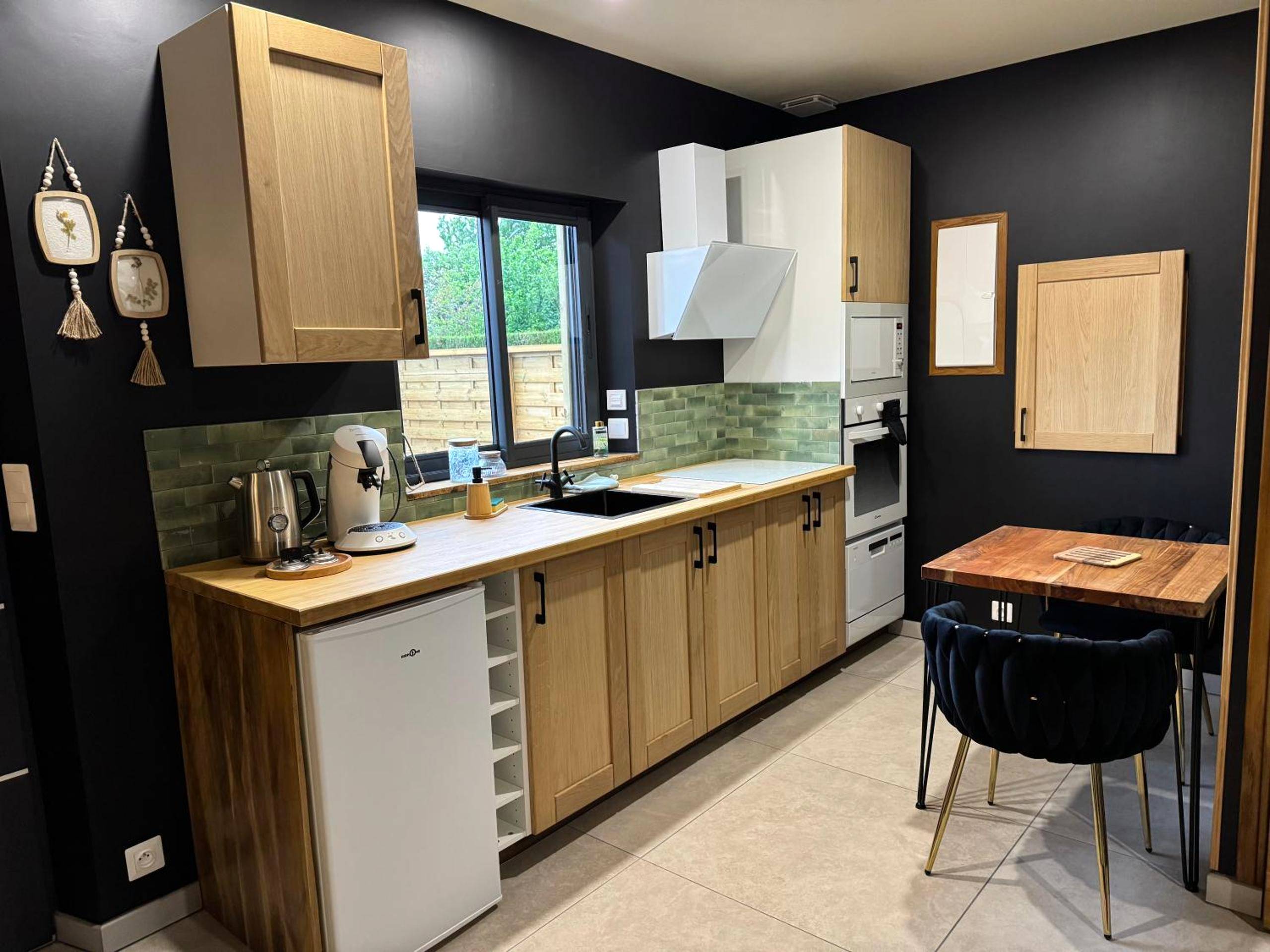 Cuisine équipée avec coin repas - gîte romantique