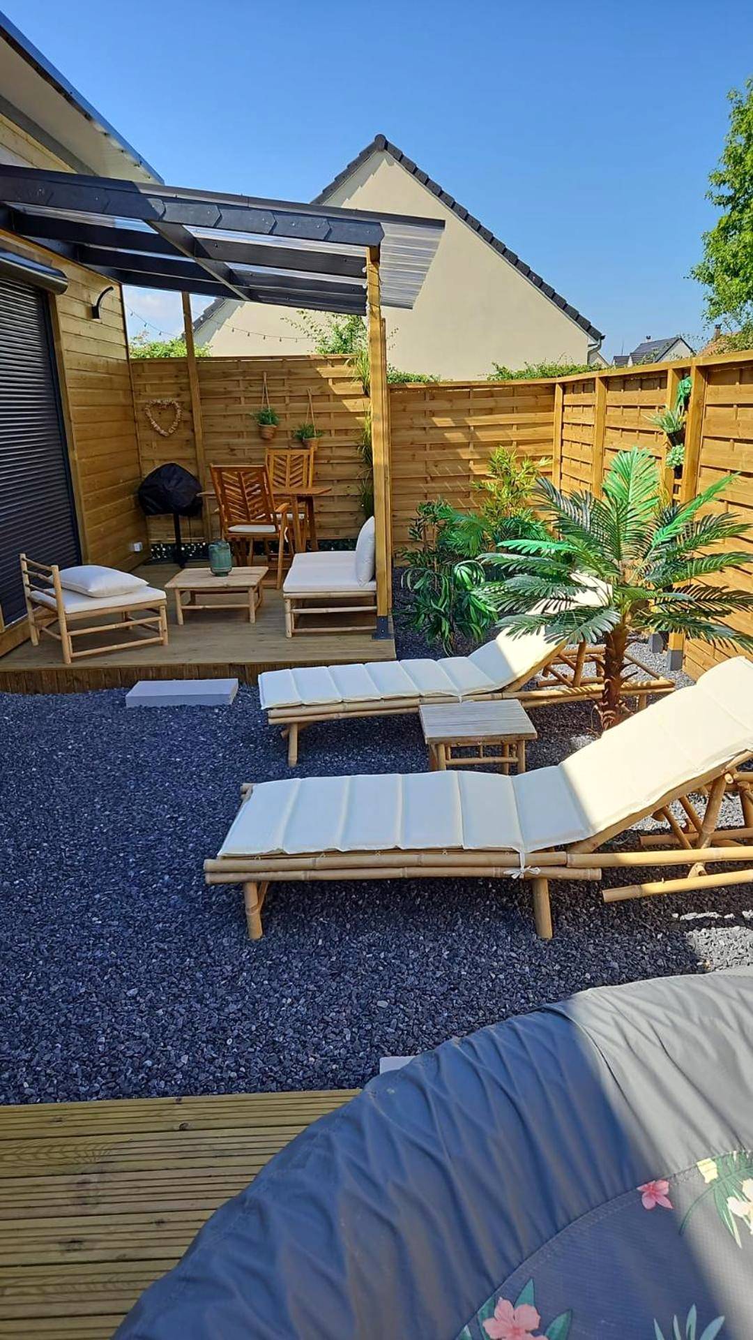 Terrasse aménagée avec transats en bambou - gîte romantique