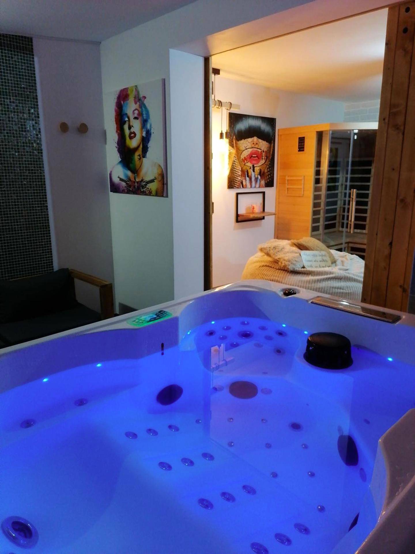 Jacuzzi privatif avec éclairage bleu et sauna - Love Room Calais - Gîtes déco pop et chaleureuse avec jacuzzi, sauna,...