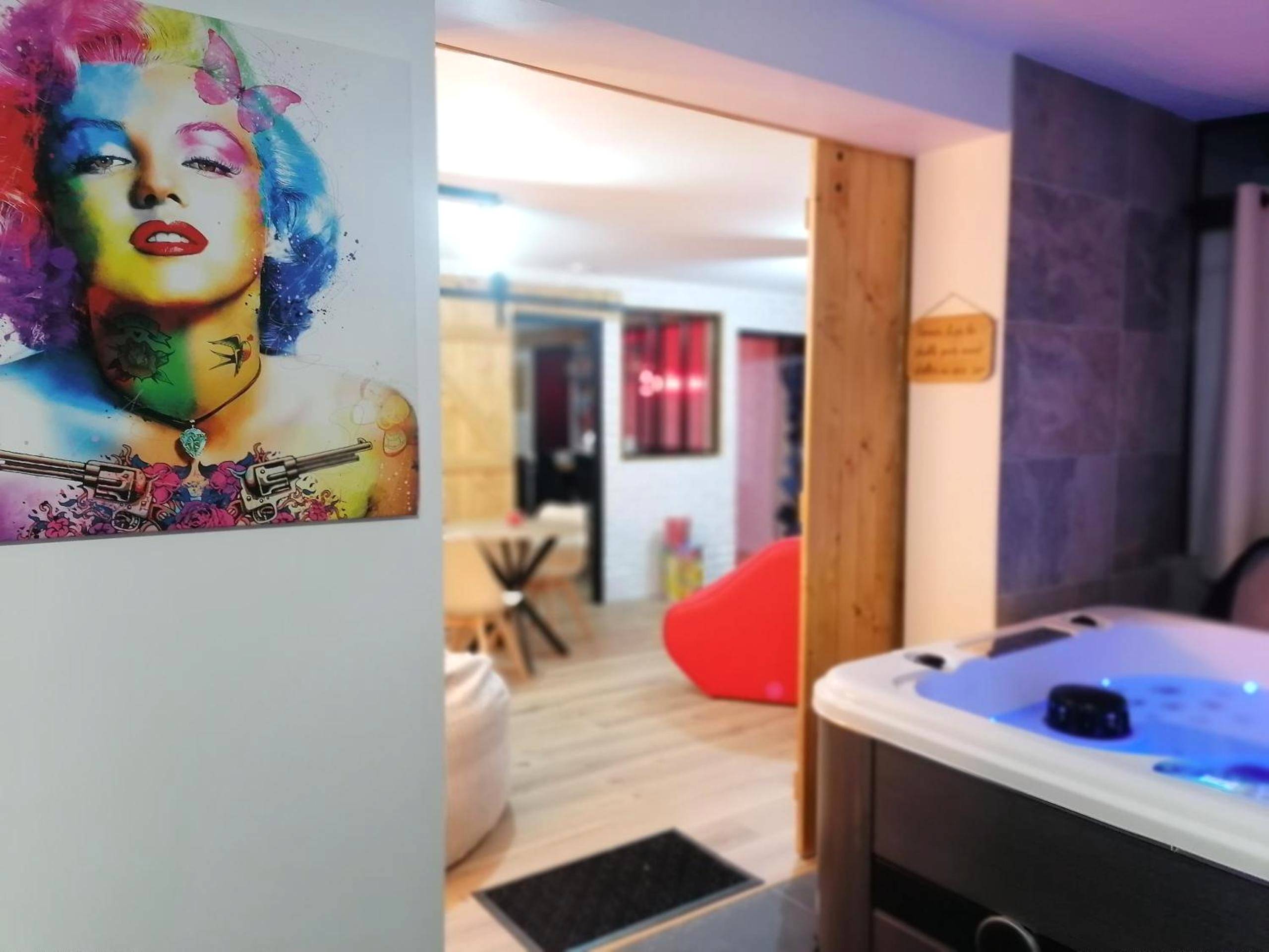 Tableau pop art et vue sur le jacuzzi - Gîtes déco pop et chaleureuse avec jacuzzi, sauna, piece coquine