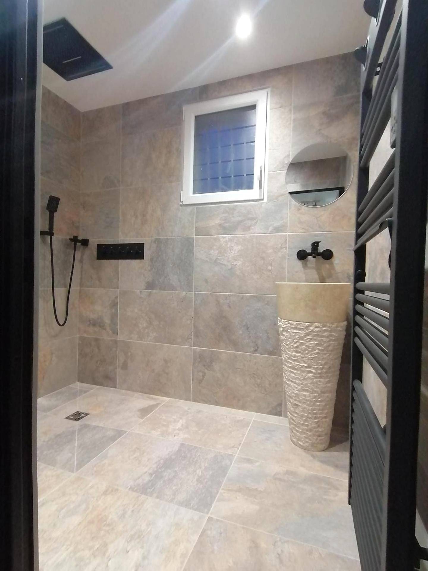 Salle d'eau moderne avec vasque colonne en pierre - Gîtes déco pop et chaleureuse avec jacuzzi, sauna, piece coquine