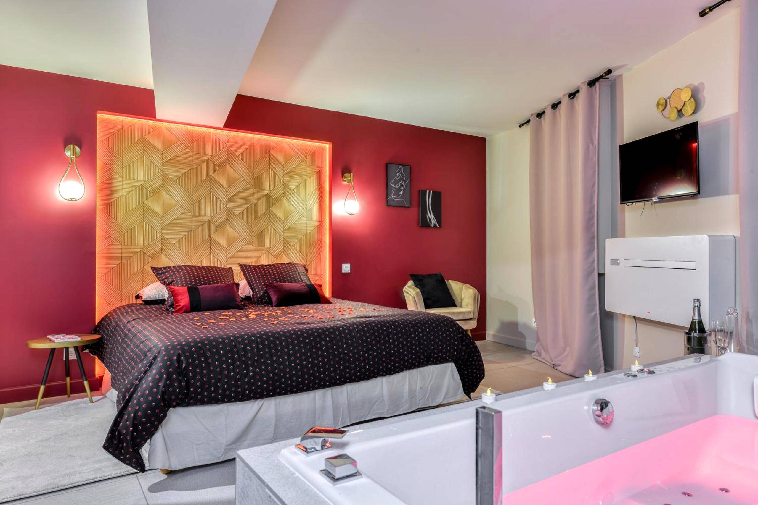 Lit king size et jacuzzi à lueur rose - Love Room Carcassonne - Les Gîtes de Laure - O Lit Divin, Instant de volupté,...