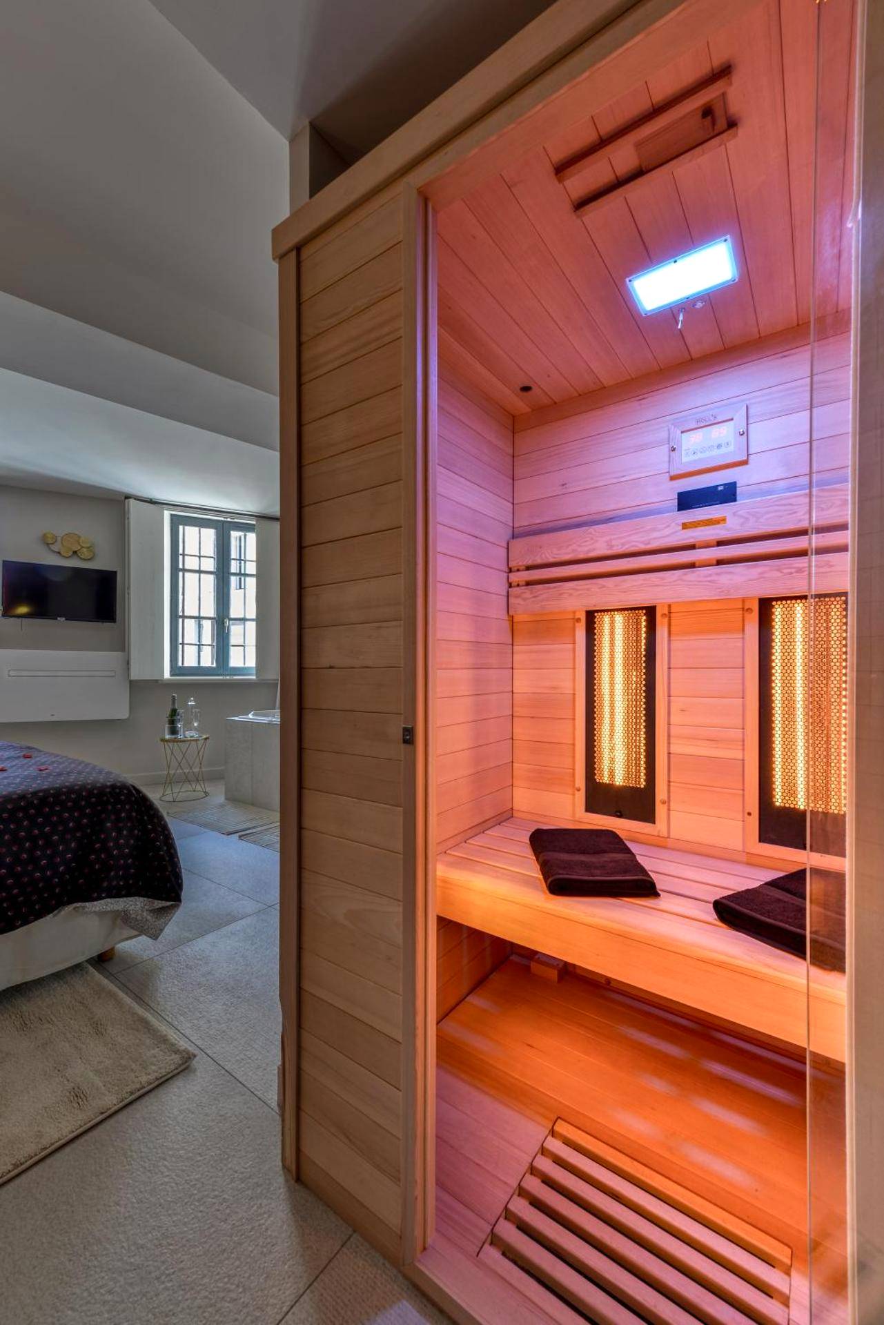 Photo - Les Gîtes de Laure - O Lit Divin, Instant de volupté, BALNEO SAUNA, Climatisation, Netflix, 160m de la Cité Médiévale
