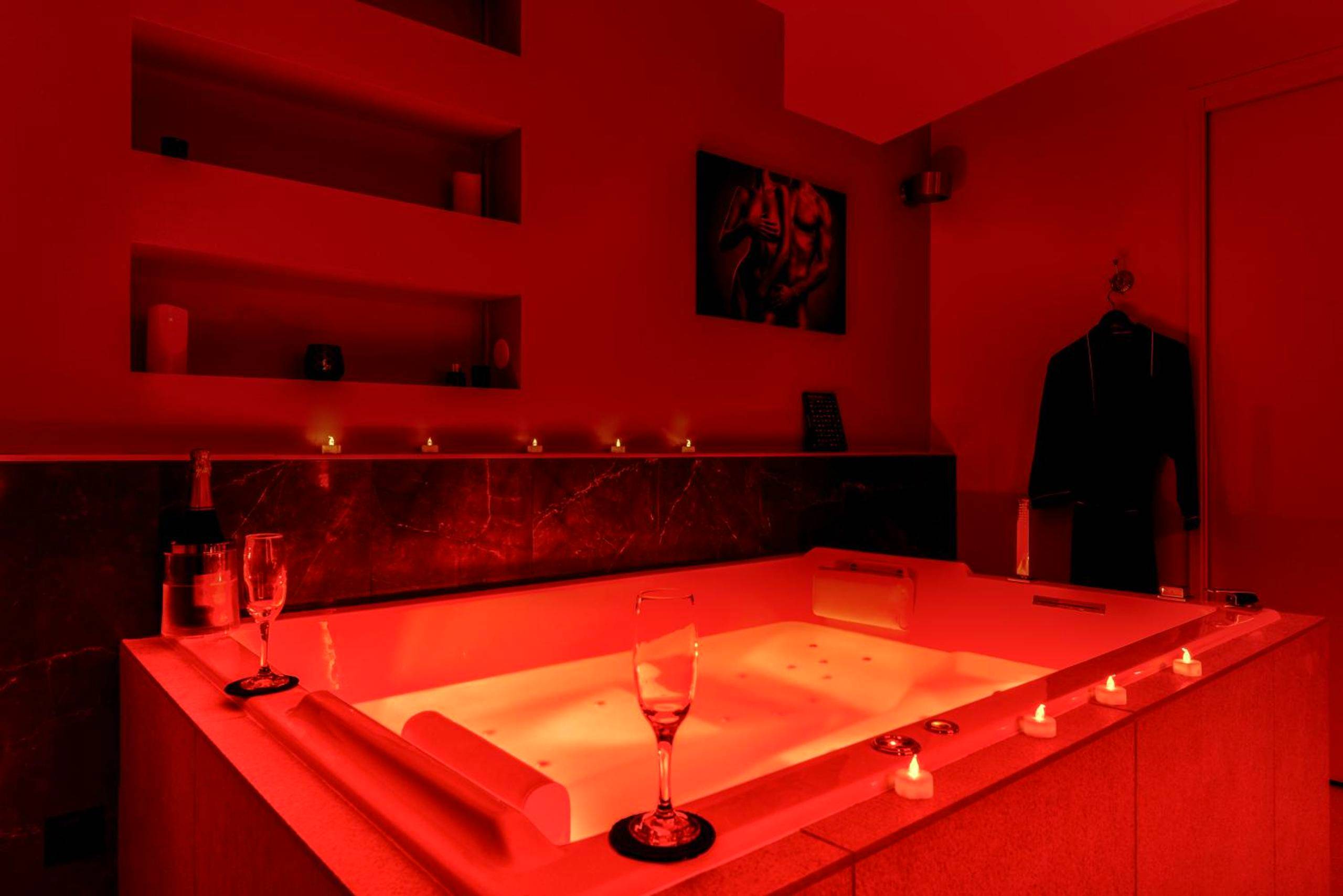 Photo - Les Gîtes de Laure - O Lit Divin, Instant de volupté, BALNEO SAUNA, Climatisation, Netflix, 160m de la Cité Médiévale