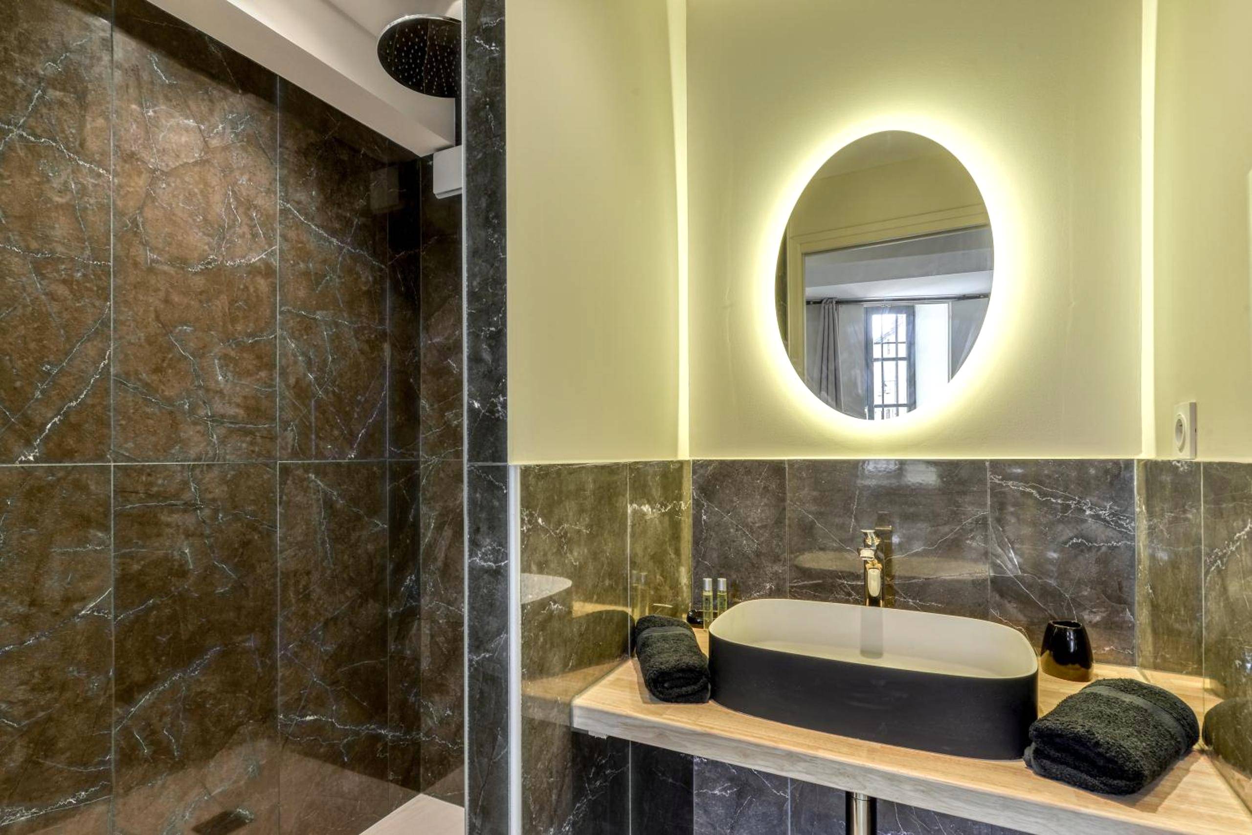 Photo - Les Gîtes de Laure - O Lit Divin, Instant de volupté, BALNEO SAUNA, Climatisation, Netflix, 160m de la Cité Médiévale