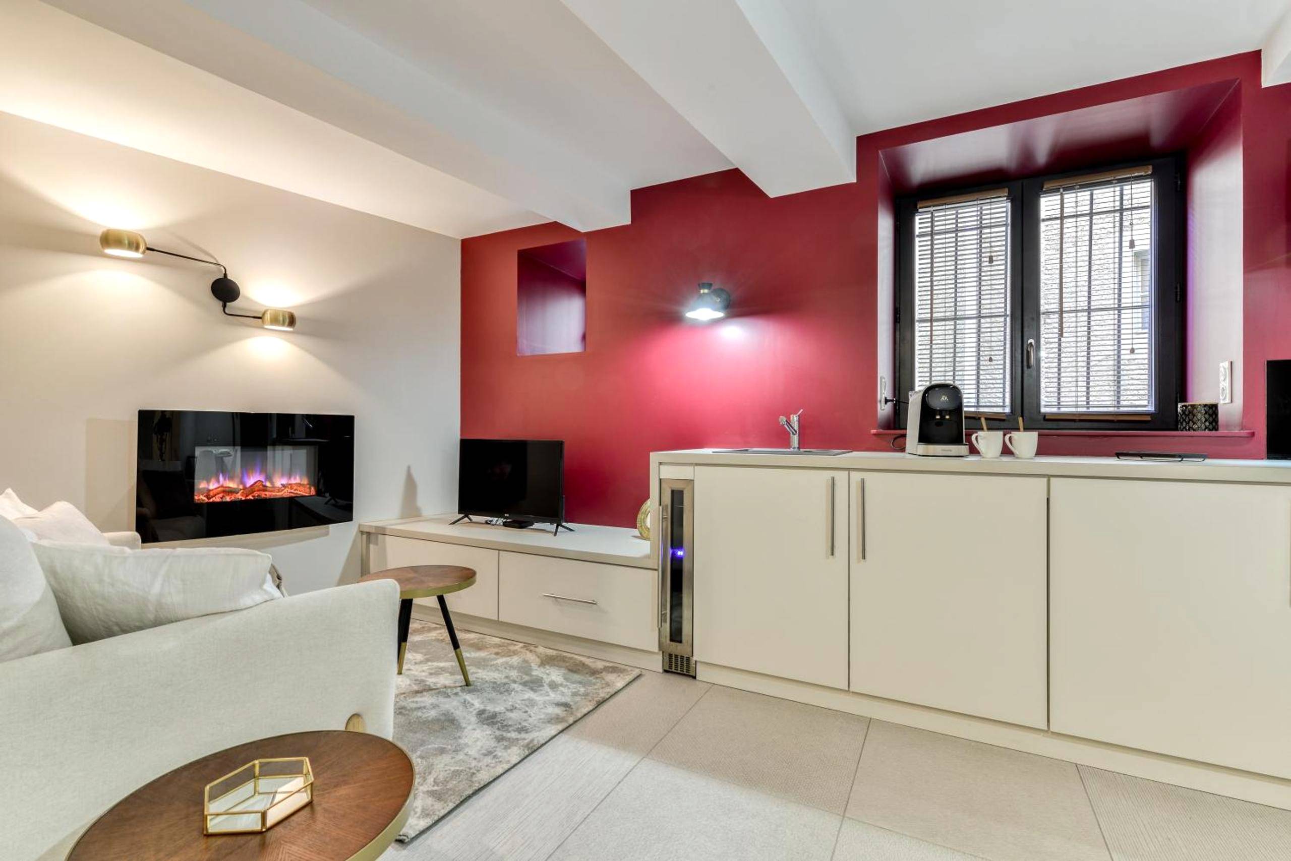 Salon avec cheminée électrique et kitchenette - Les Gîtes de Laure - O Lit Divin, Instant de volupté, BALNEO SAUNA,...