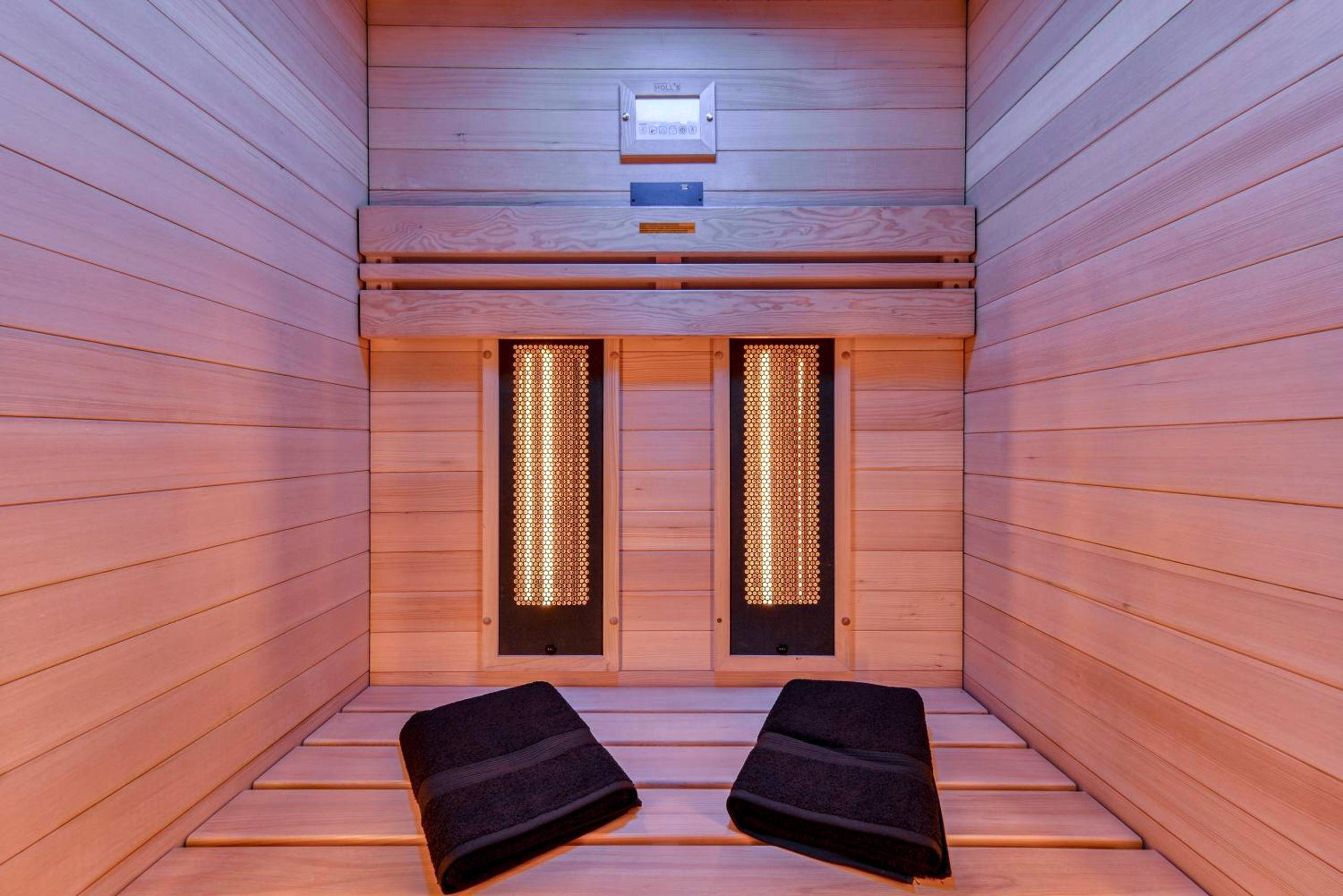 Sauna infrarouge privatif en bois avec serviettes - Les Gîtes de Laure - O Lit Divin, Instant de volupté, BALNEO SAUNA,...